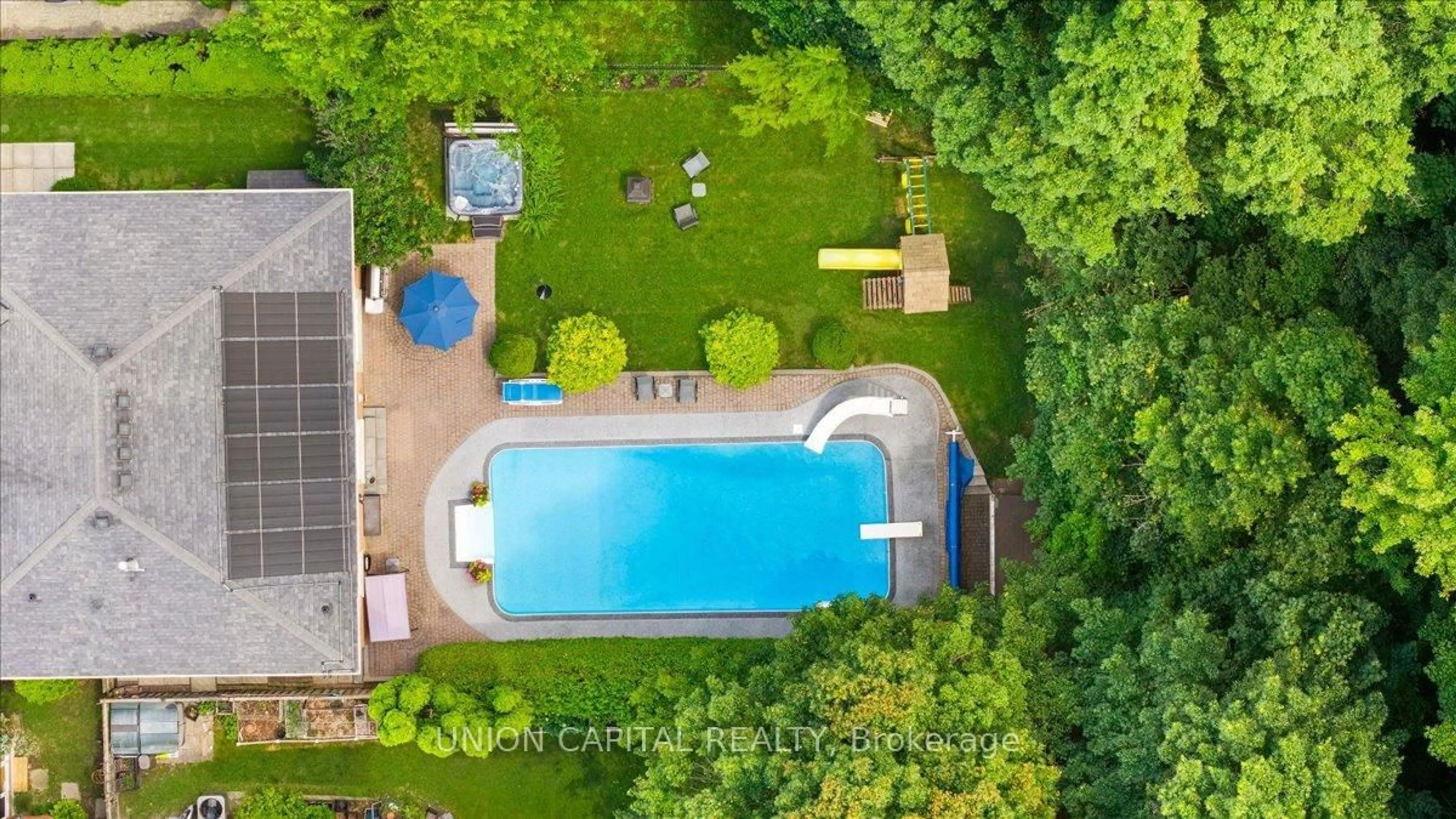 A pic from outside/outdoor area/front of a property/back of a property/a pic from drone, unknown for 86 Charing Cres, Aurora Ontario L4G 6P5