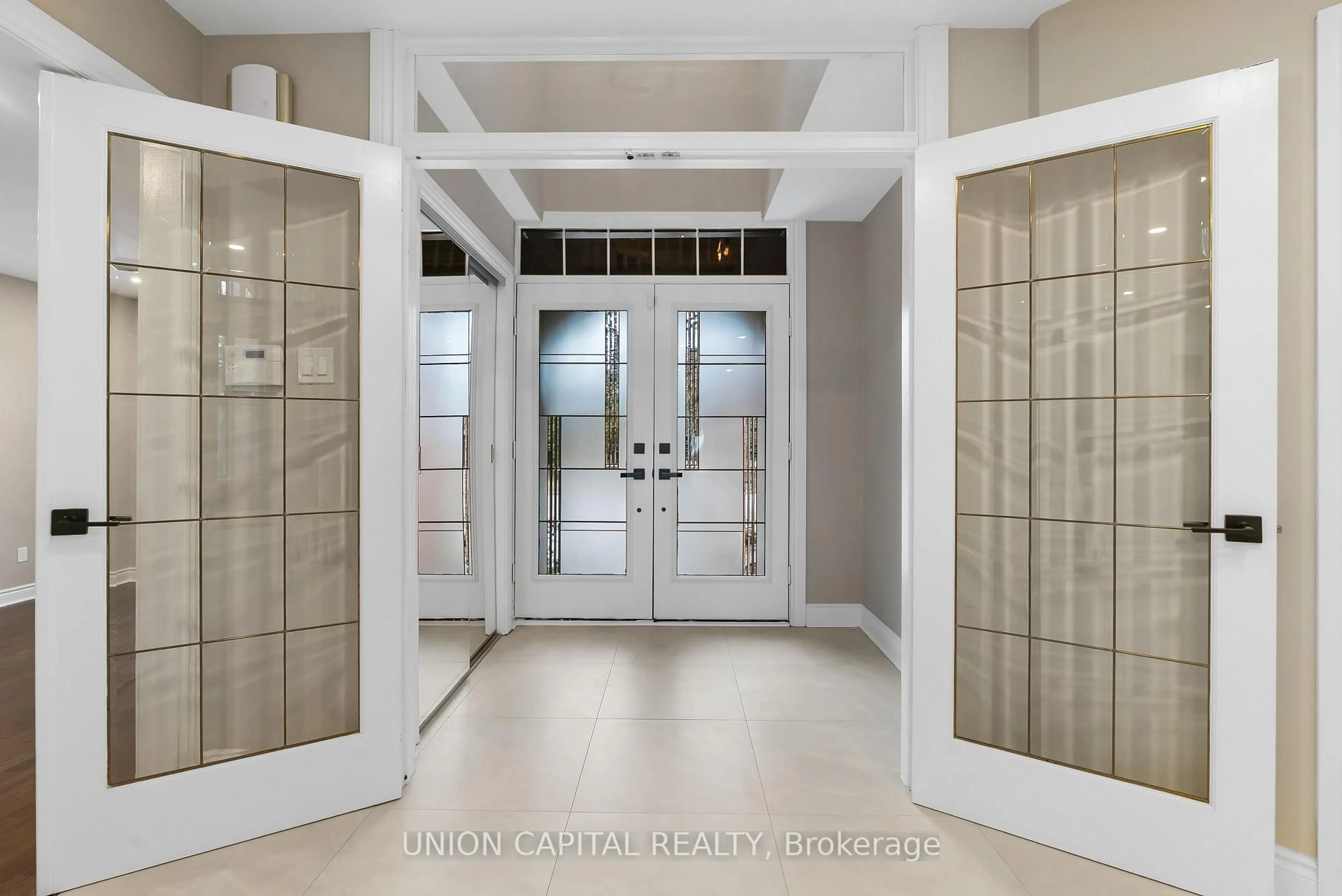 Indoor entryway for 86 Charing Cres, Aurora Ontario L4G 6P5