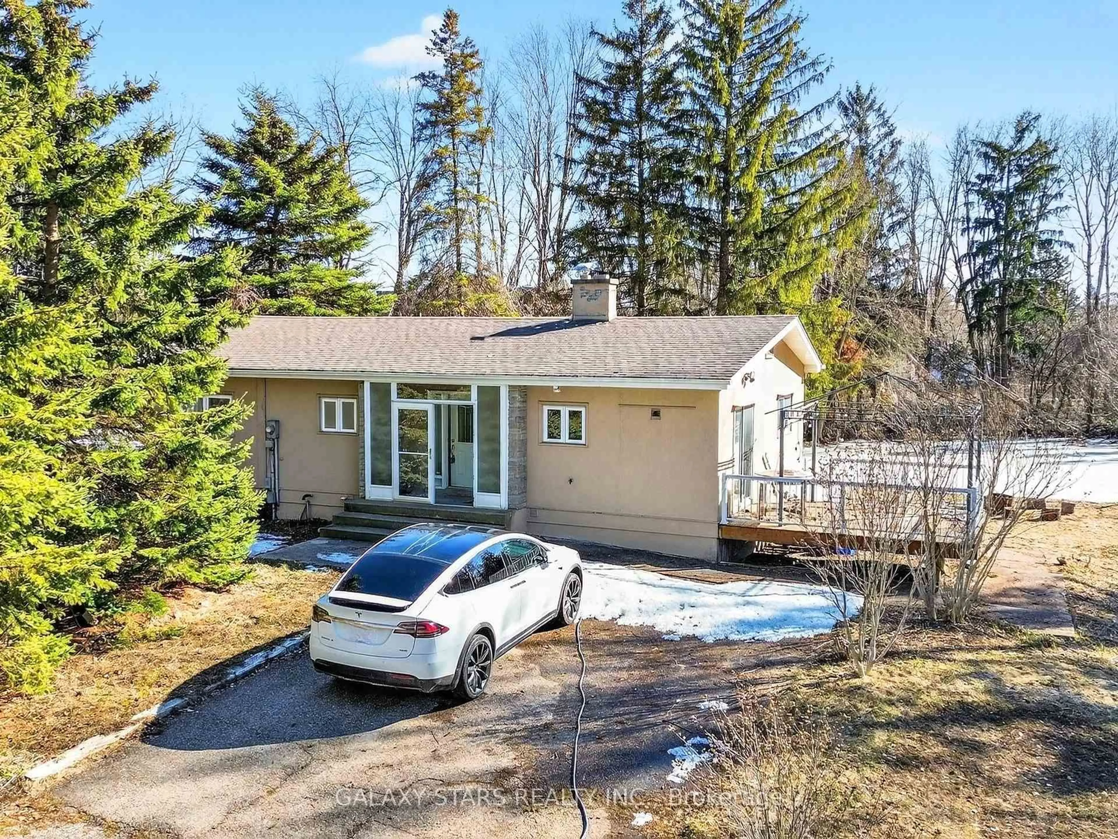 A pic from outside/outdoor area/front of a property/back of a property/a pic from drone, street for 55 Newman Ave, Richmond Hill Ontario L4E 3E5