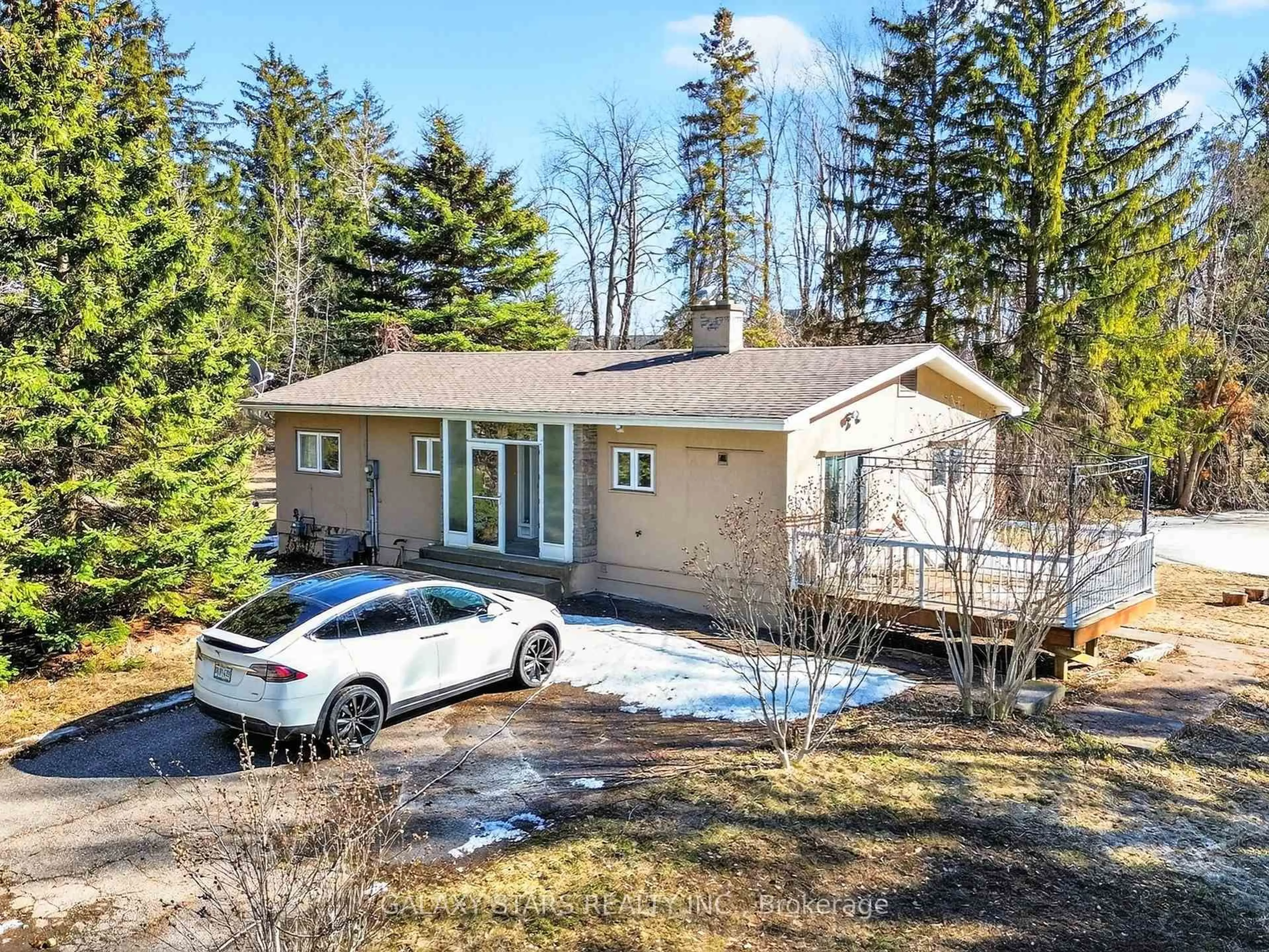 A pic from outside/outdoor area/front of a property/back of a property/a pic from drone, street for 55 Newman Ave, Richmond Hill Ontario L4E 3E5