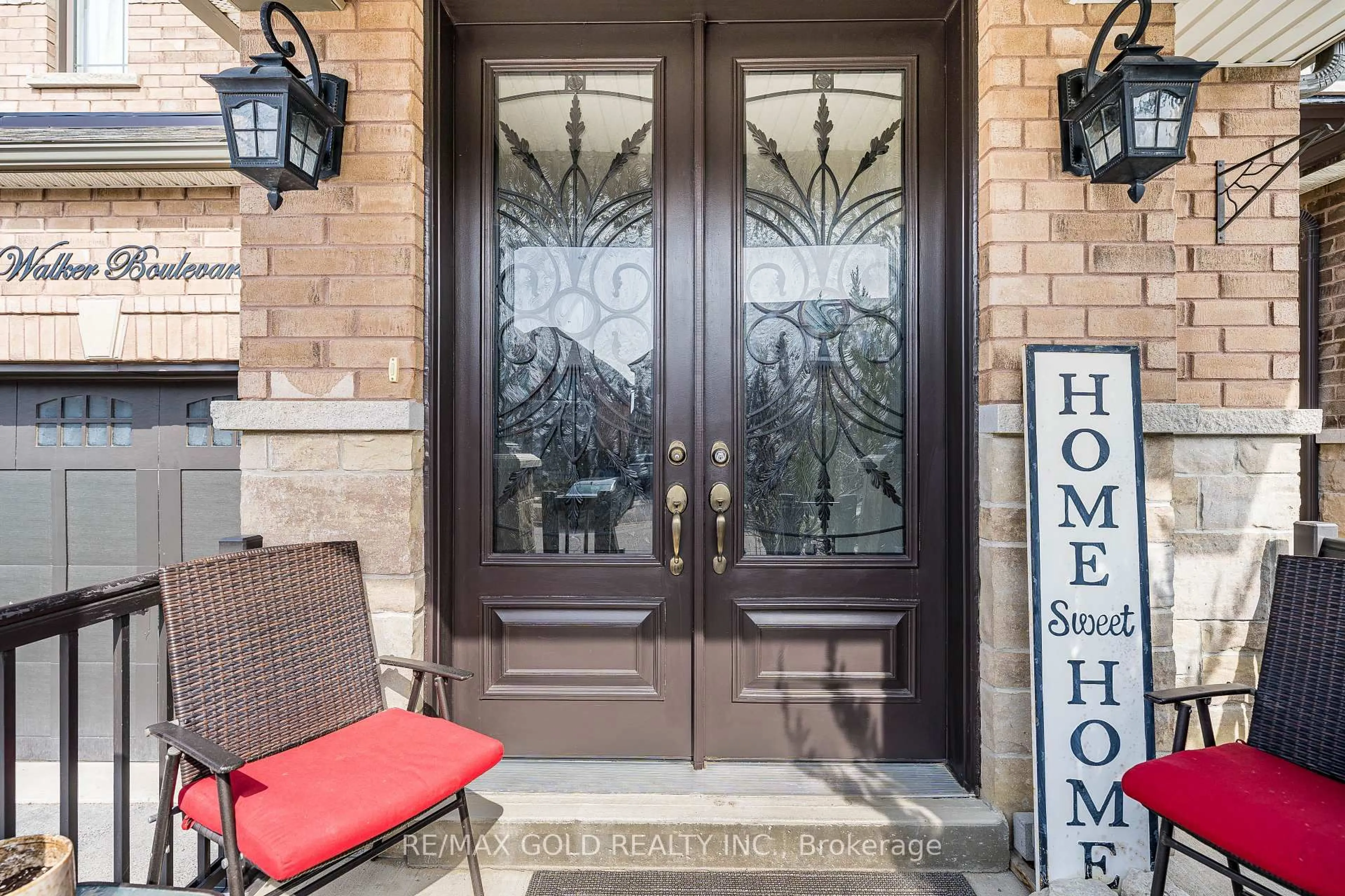 Indoor entryway for 74 Walker Blvd, New Tecumseth Ontario L9R 0N3