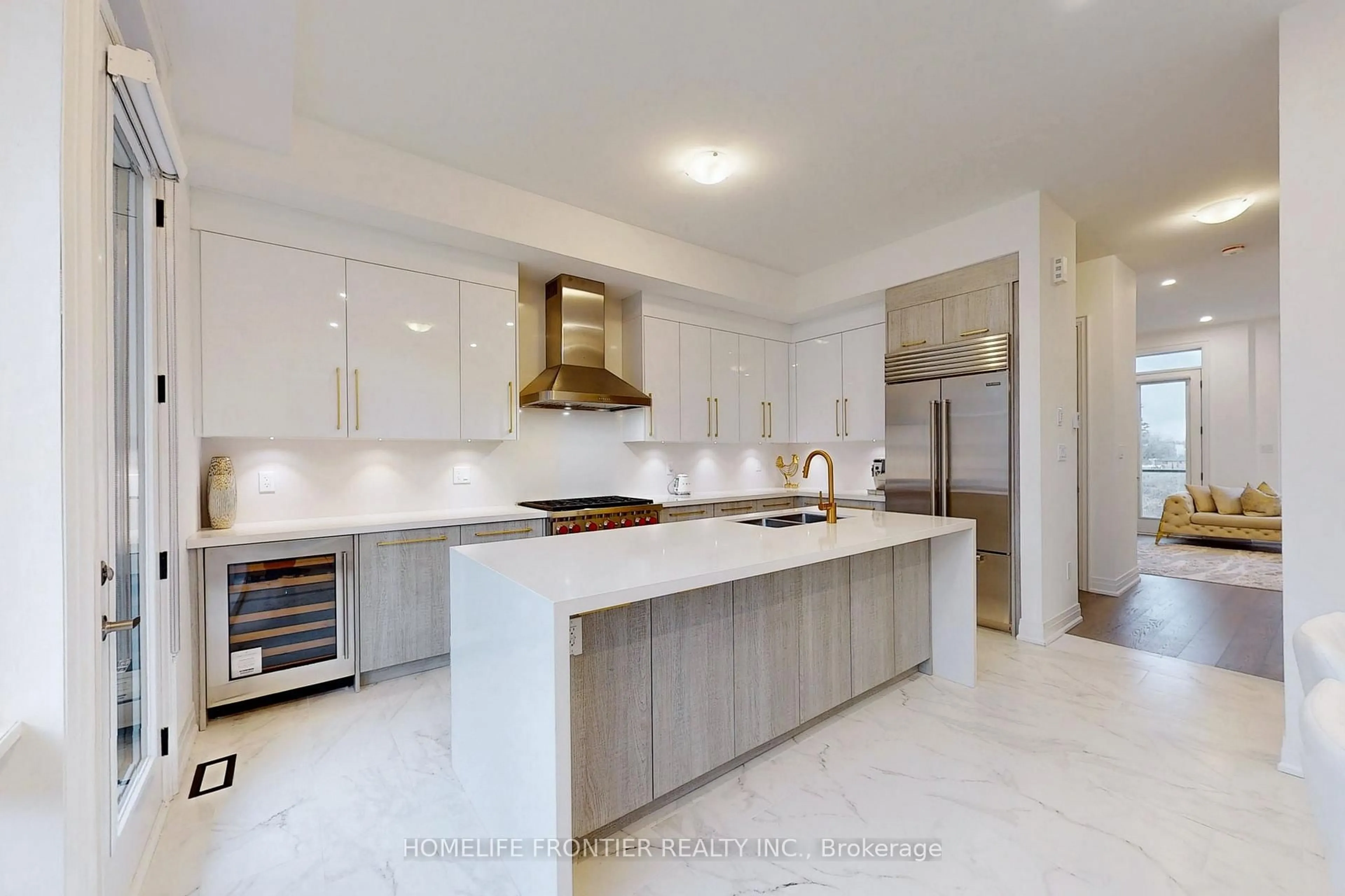 Contemporary kitchen, ceramic/tile floor for 40 Chiara Rose Lane, Richmond Hill Ontario L4E 1H4