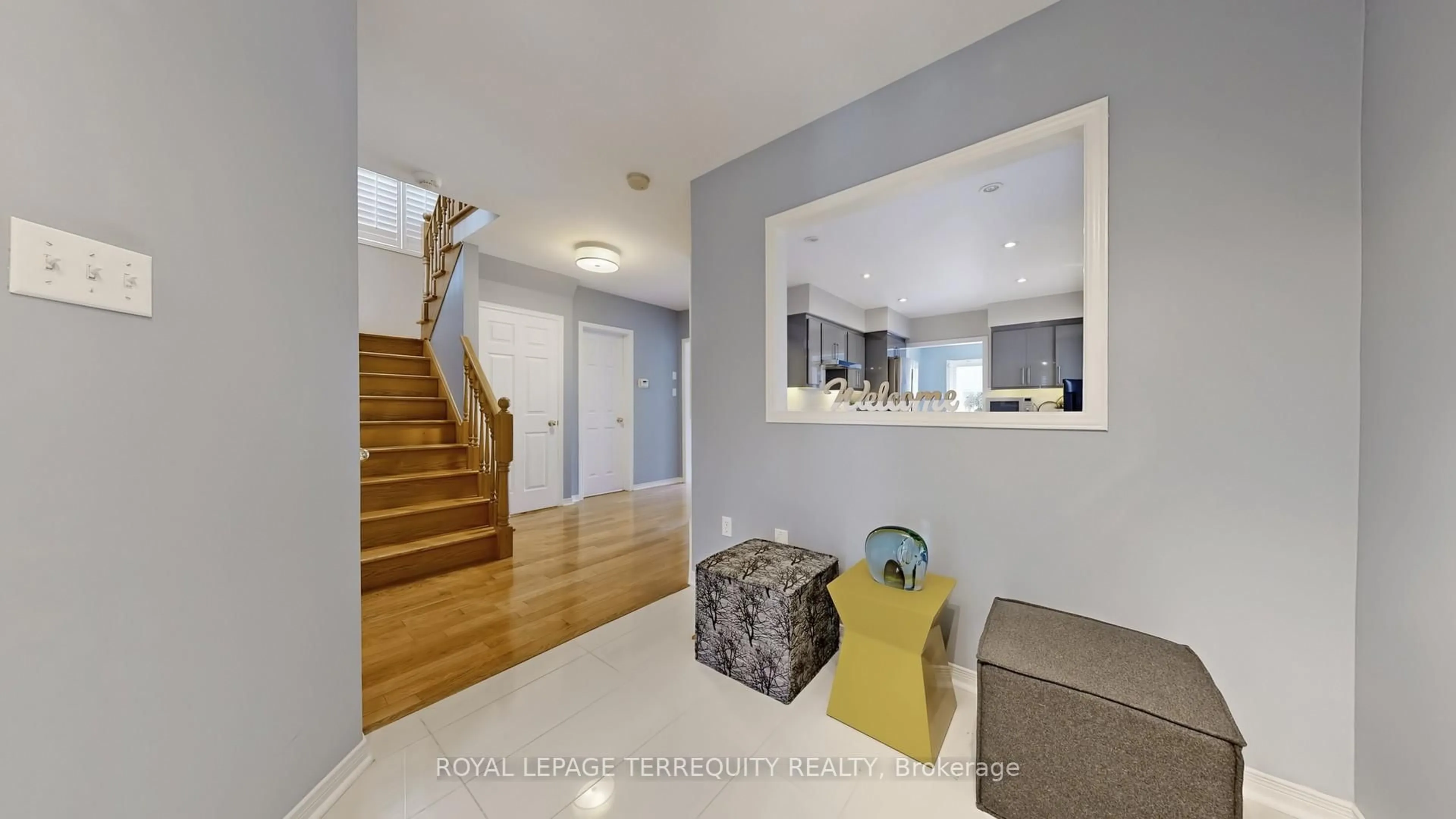 Indoor entryway for 61 Quetico Dr, Richmond Hill Ontario L4B 4J2