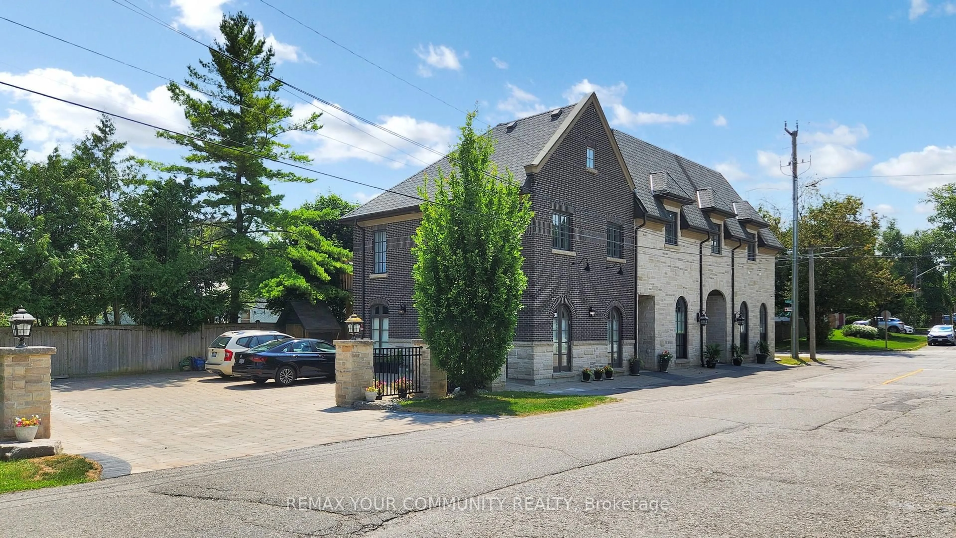A pic from outside/outdoor area/front of a property/back of a property/a pic from drone, street for 42 Somerville St, Whitchurch-Stouffville Ontario L4A 1G6