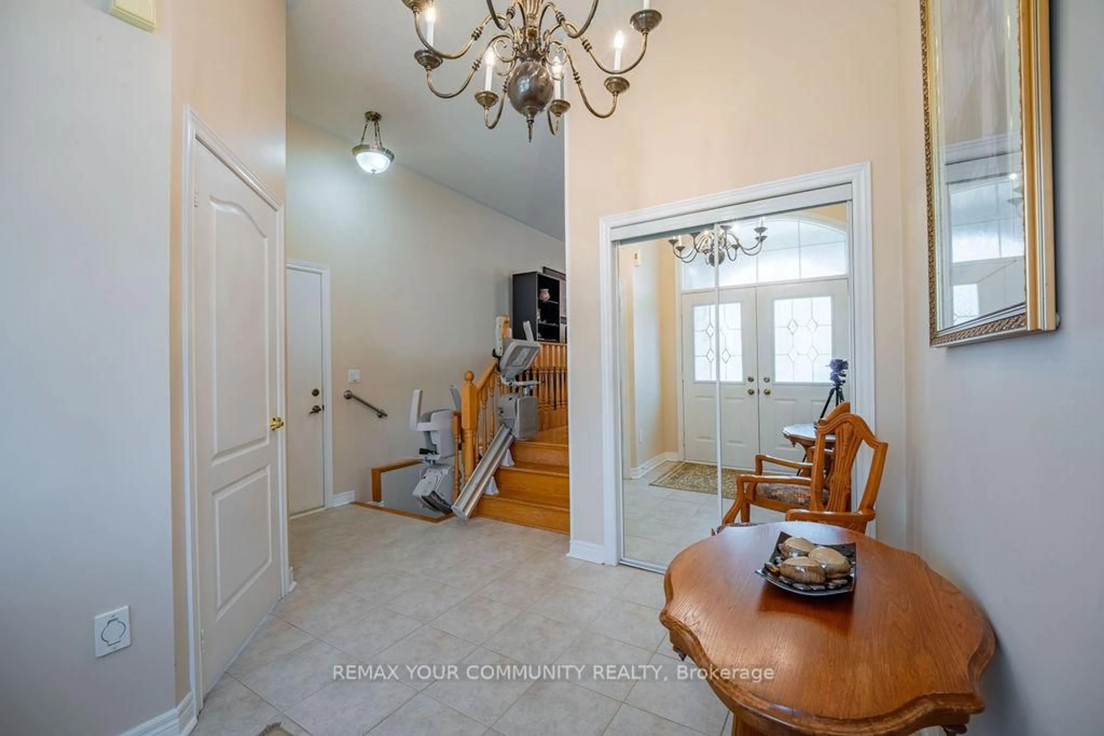 Indoor foyer for 23 Amelynn Cres, Vaughan Ontario L4H 1P3