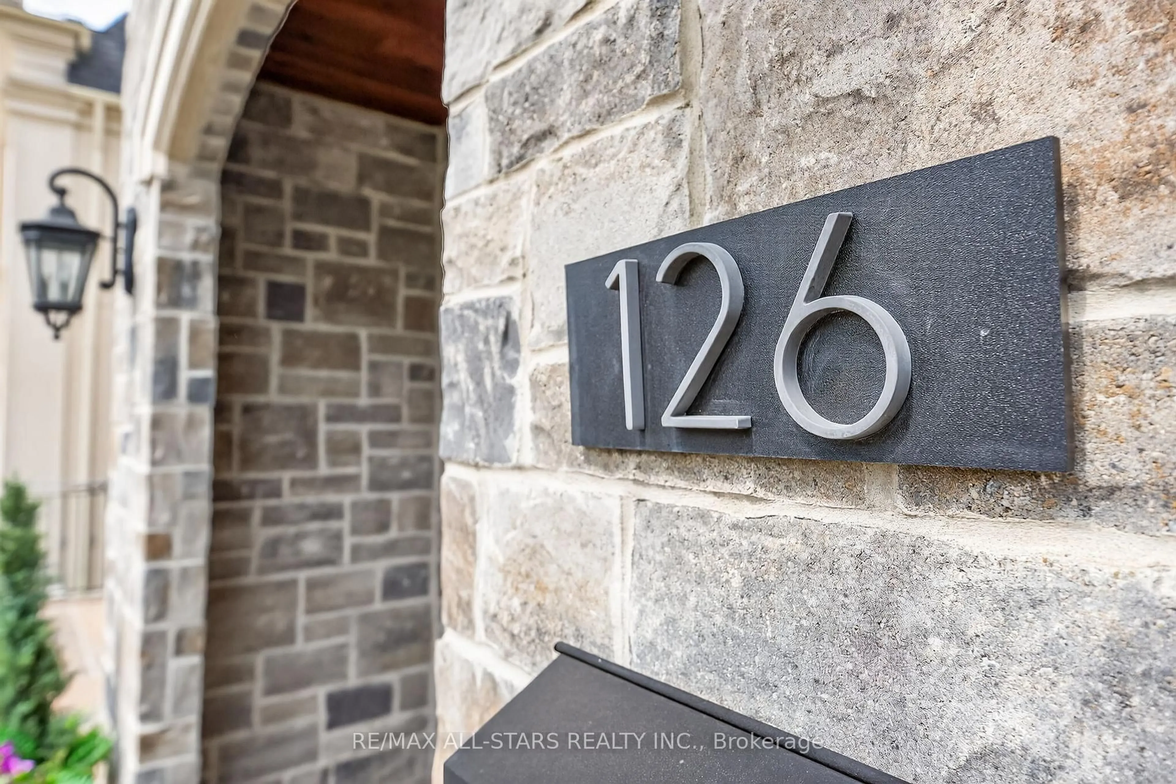 Indoor entryway for 126 Hillview Rd, Aurora Ontario L4G 2M5