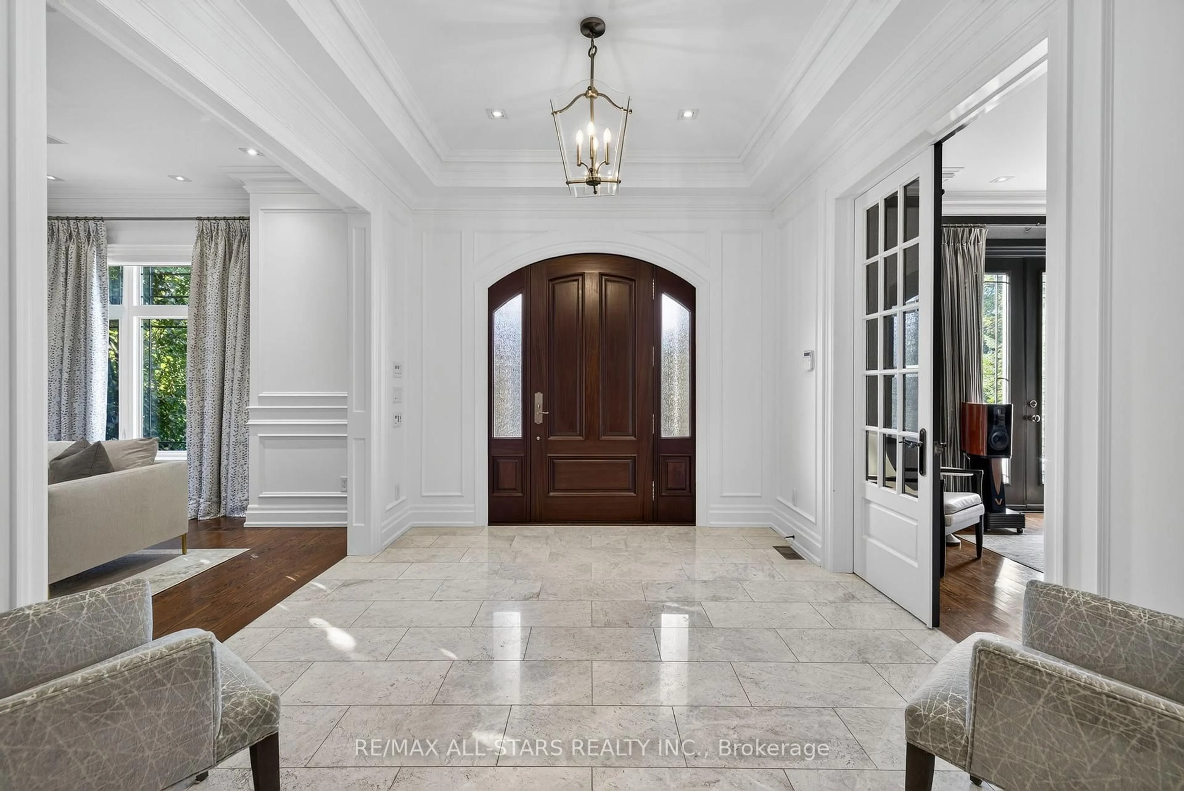 Indoor entryway for 126 Hillview Rd, Aurora Ontario L4G 2M5