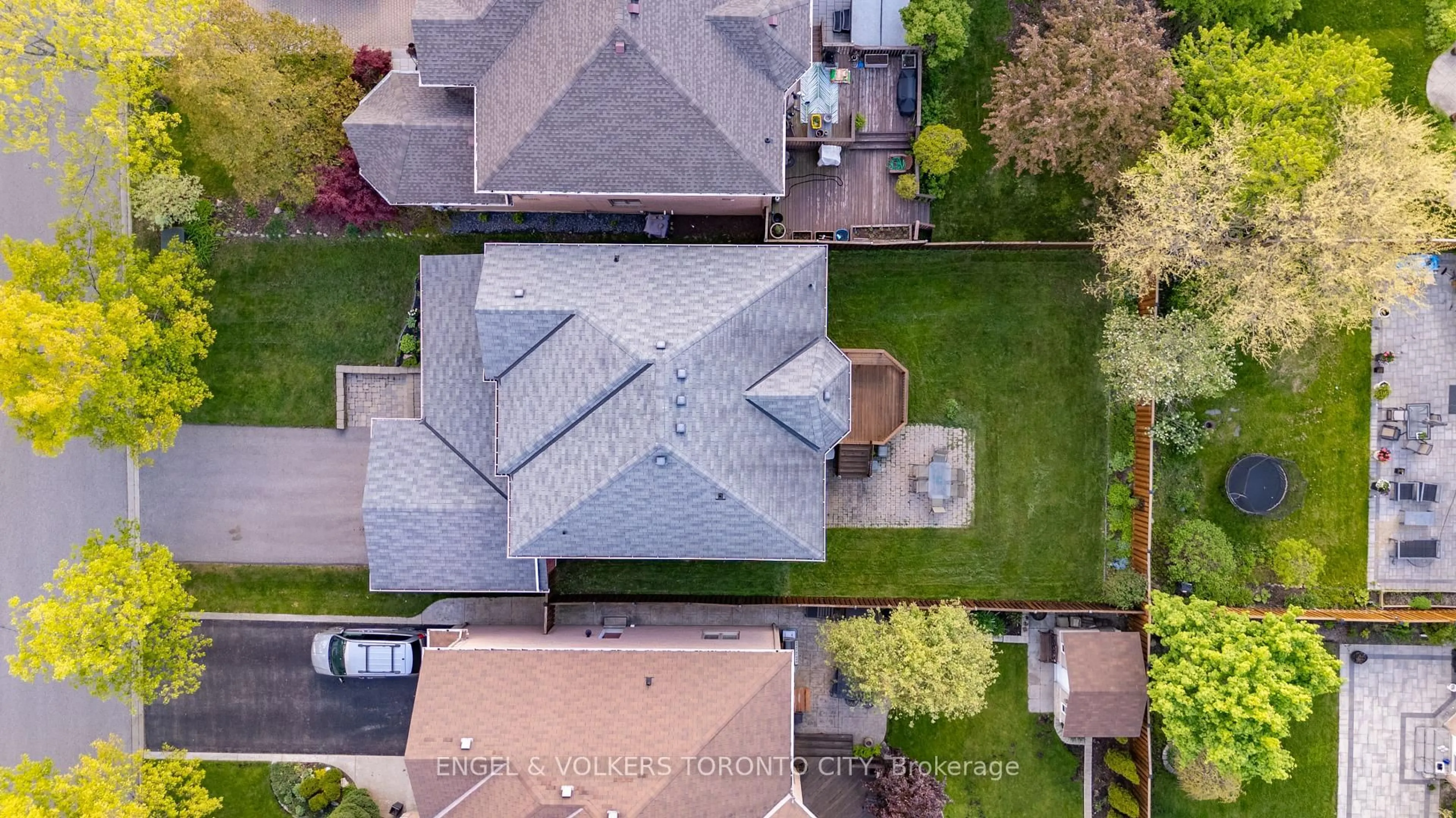 A pic from outside/outdoor area/front of a property/back of a property/a pic from drone, street for 24 Timber Valley Ave, Richmond Hill Ontario L4E 3S6