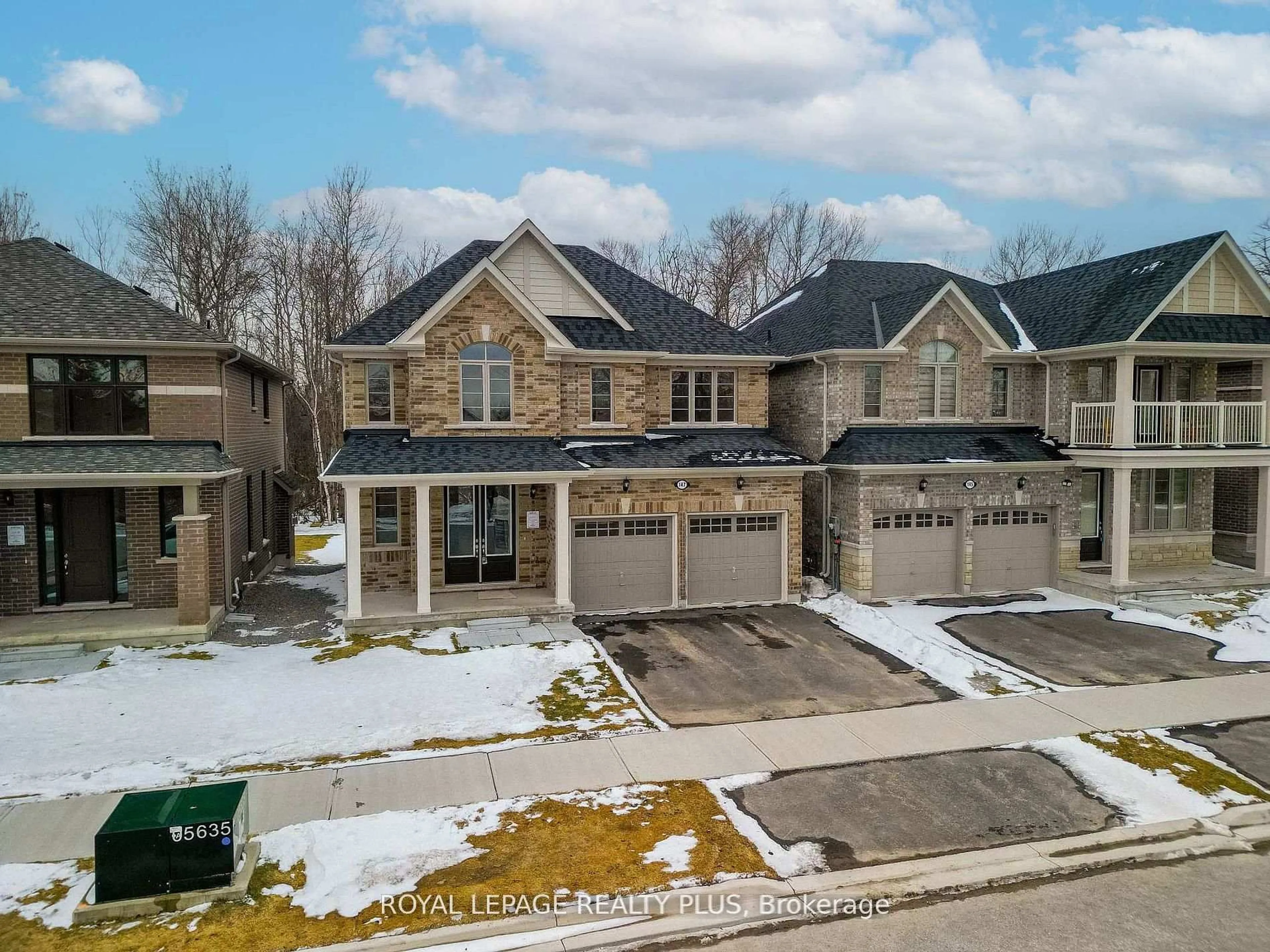 A pic from outside/outdoor area/front of a property/back of a property/a pic from drone, street for 147 Dovedale Dr, Georgina Ontario L4P 0S6