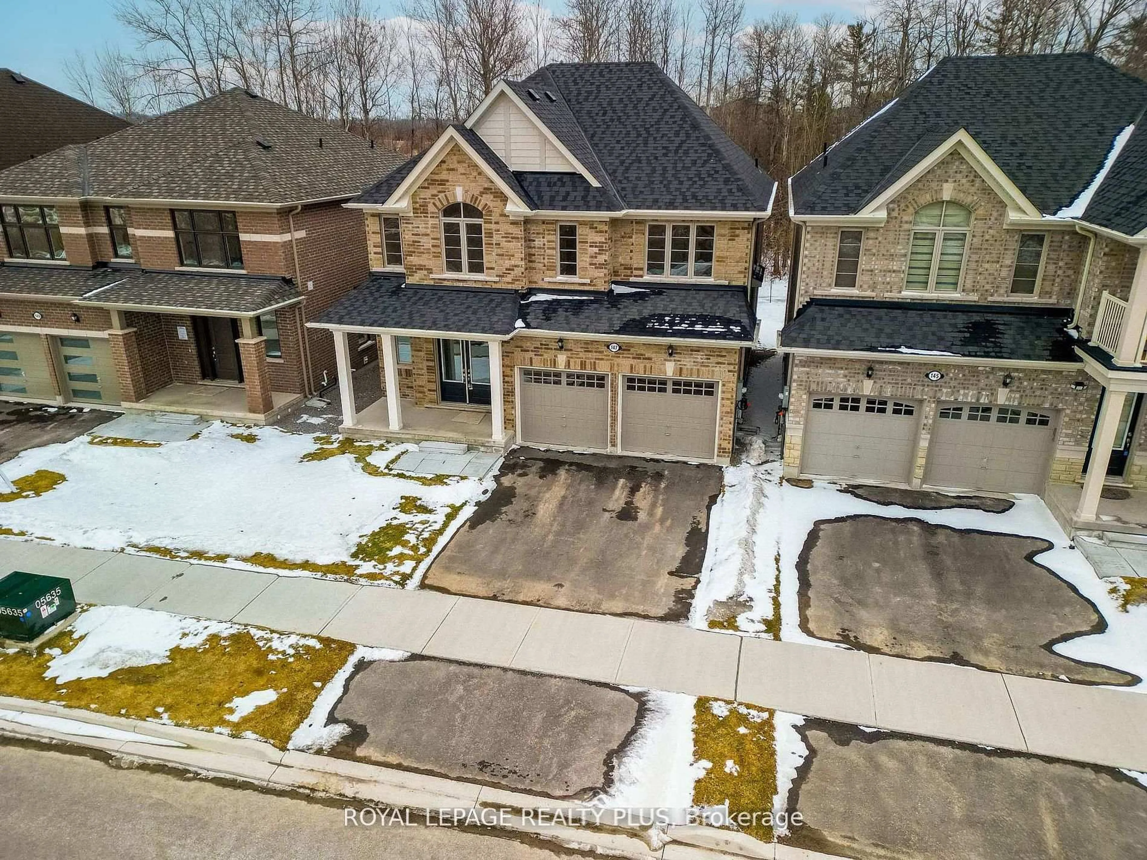 A pic from outside/outdoor area/front of a property/back of a property/a pic from drone, street for 147 Dovedale Dr, Georgina Ontario L4P 0S6