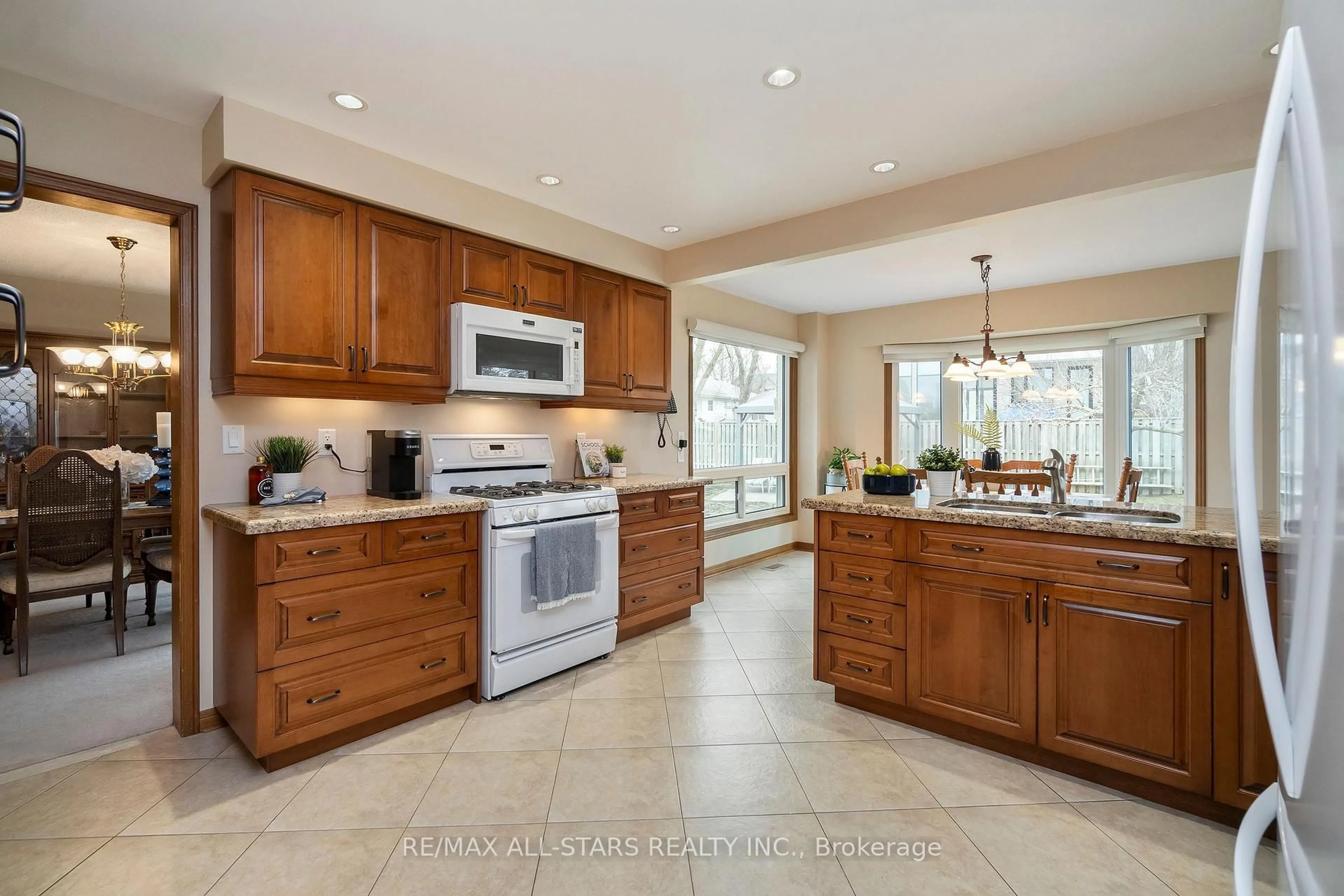 Open concept kitchen, ceramic/tile floor for 33 Carpenter Crt, Markham Ontario L3P 6W3