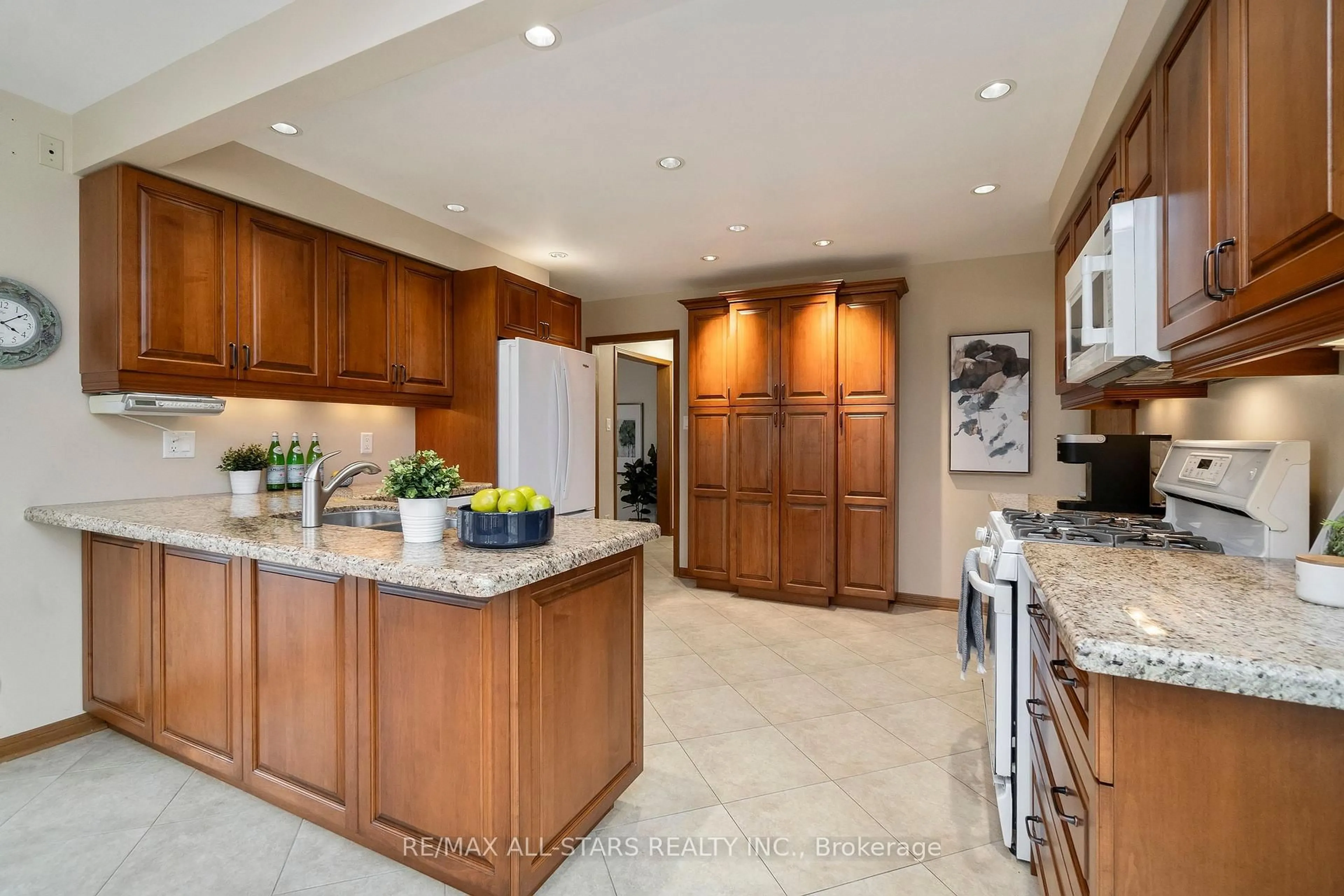 Contemporary kitchen, ceramic/tile floor for 33 Carpenter Crt, Markham Ontario L3P 6W3