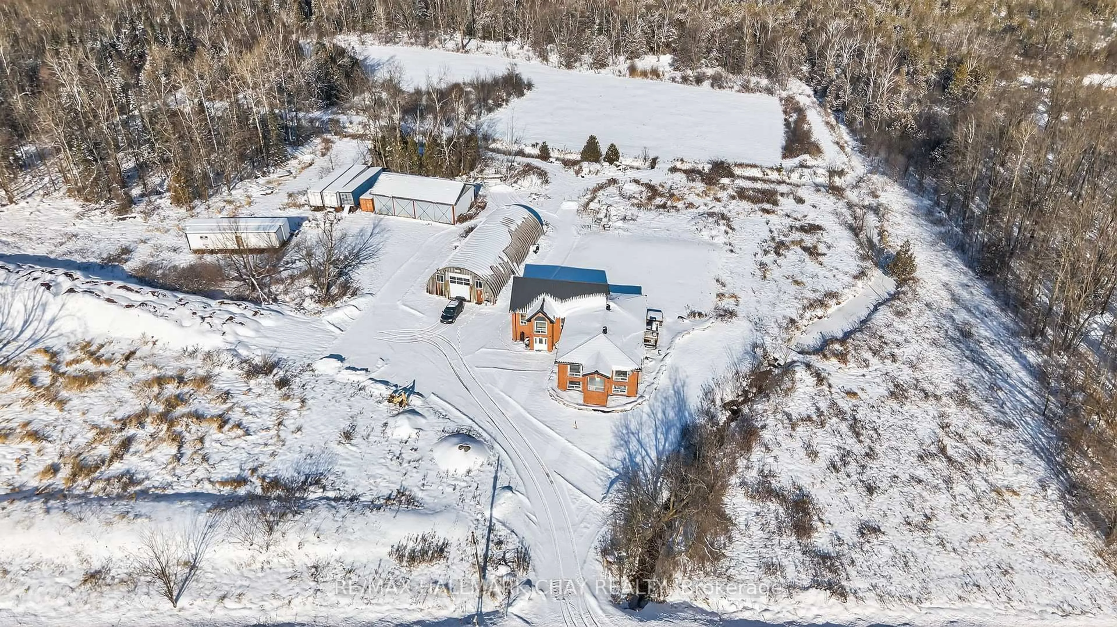 A pic from outside/outdoor area/front of a property/back of a property/a pic from drone, building for 2702 6th Line, Innisfil Ontario L9S 4S4