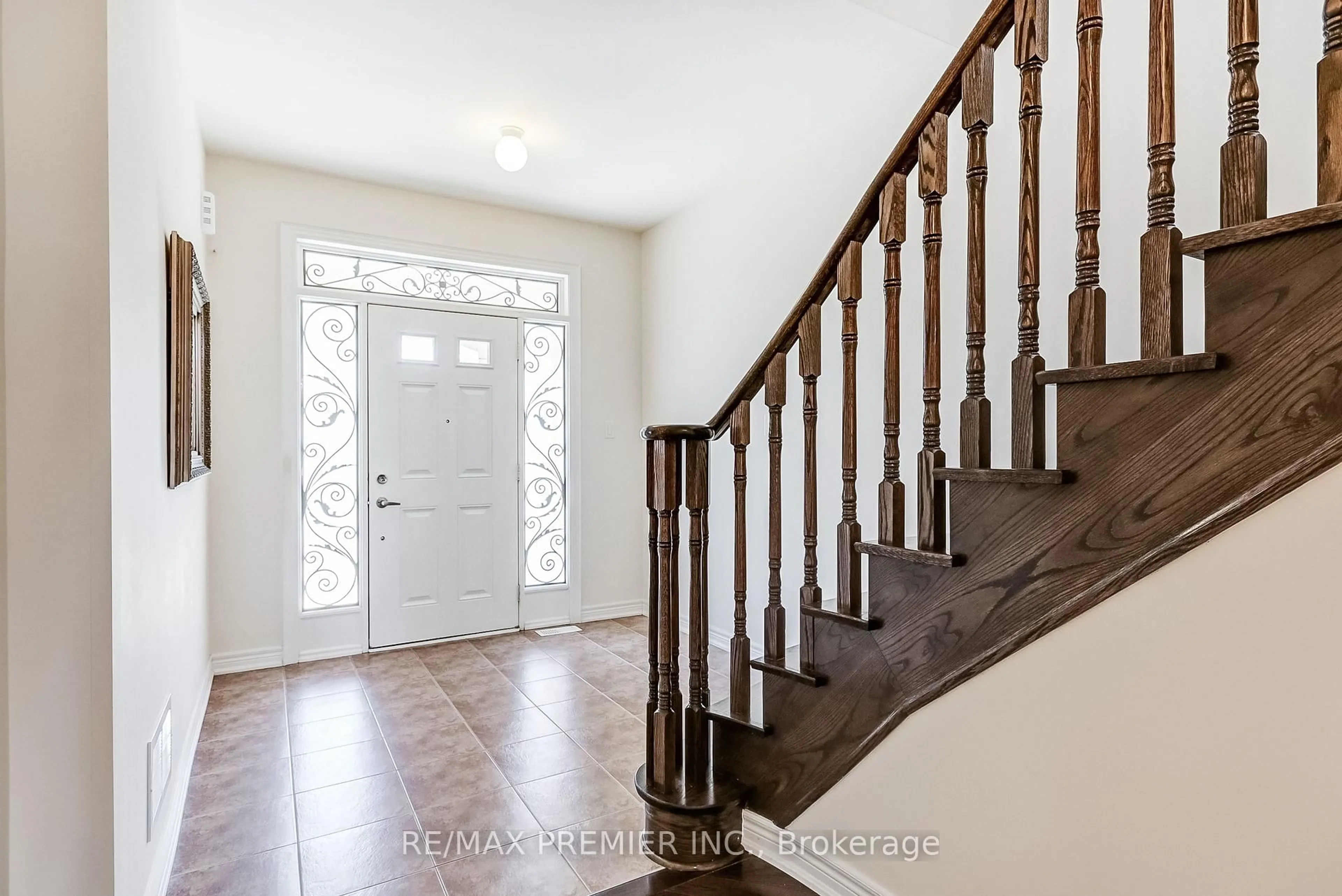 Indoor entryway for 246 Hansard Dr, Vaughan Ontario L4H 0W1