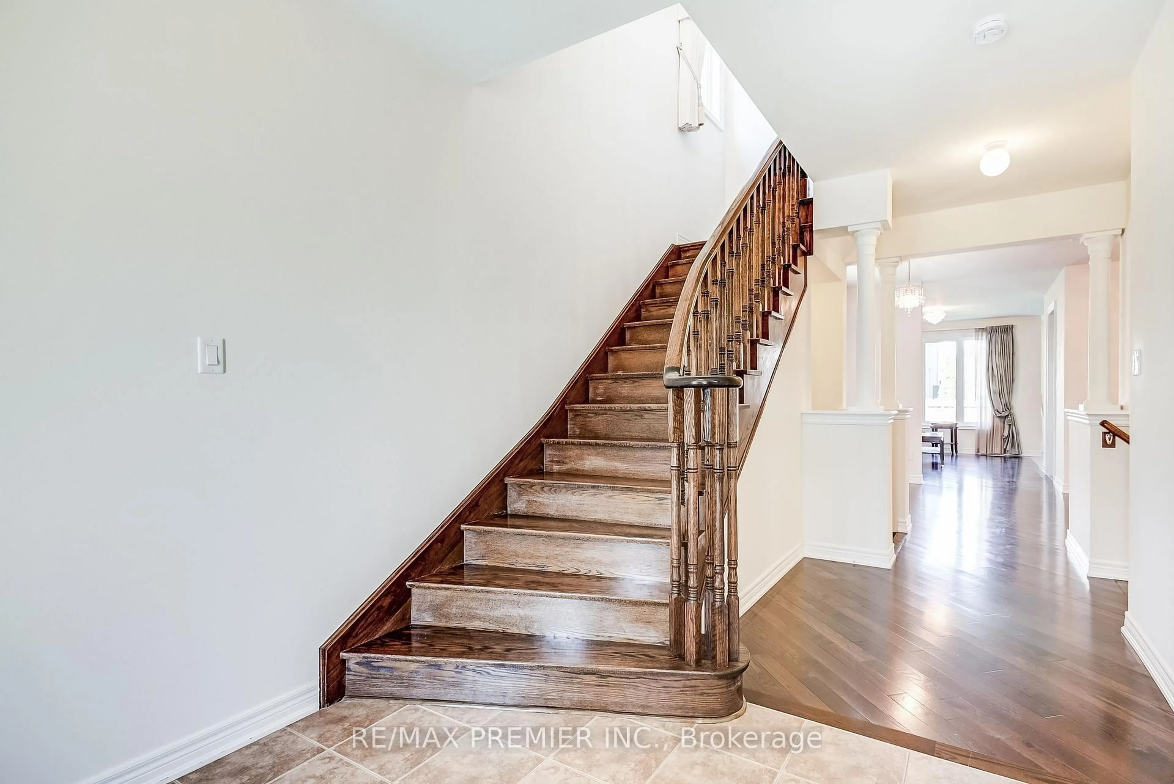 Stairs for 246 Hansard Dr, Vaughan Ontario L4H 0W1
