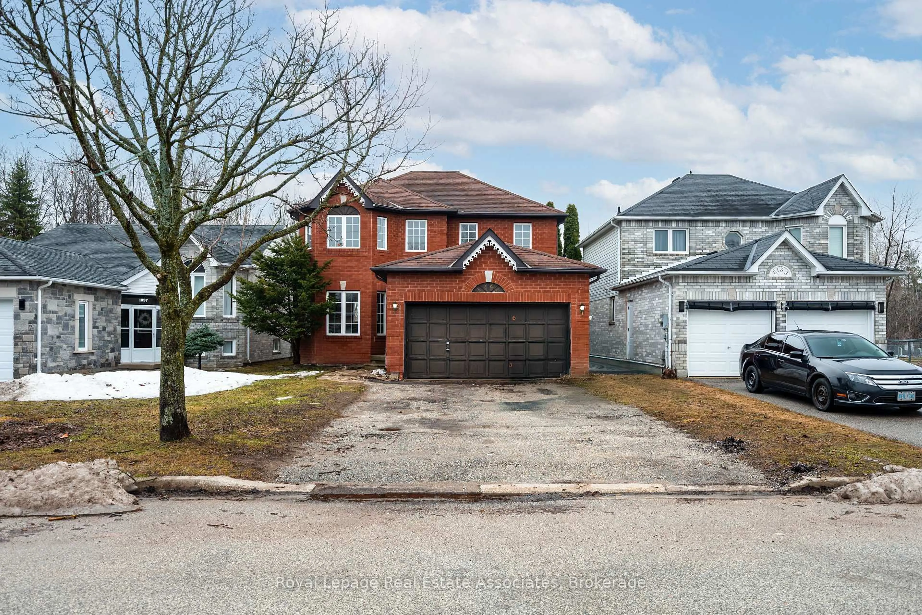 A pic from outside/outdoor area/front of a property/back of a property/a pic from drone, street for 1101 Corrie St, Innisfil Ontario L9S 1T7