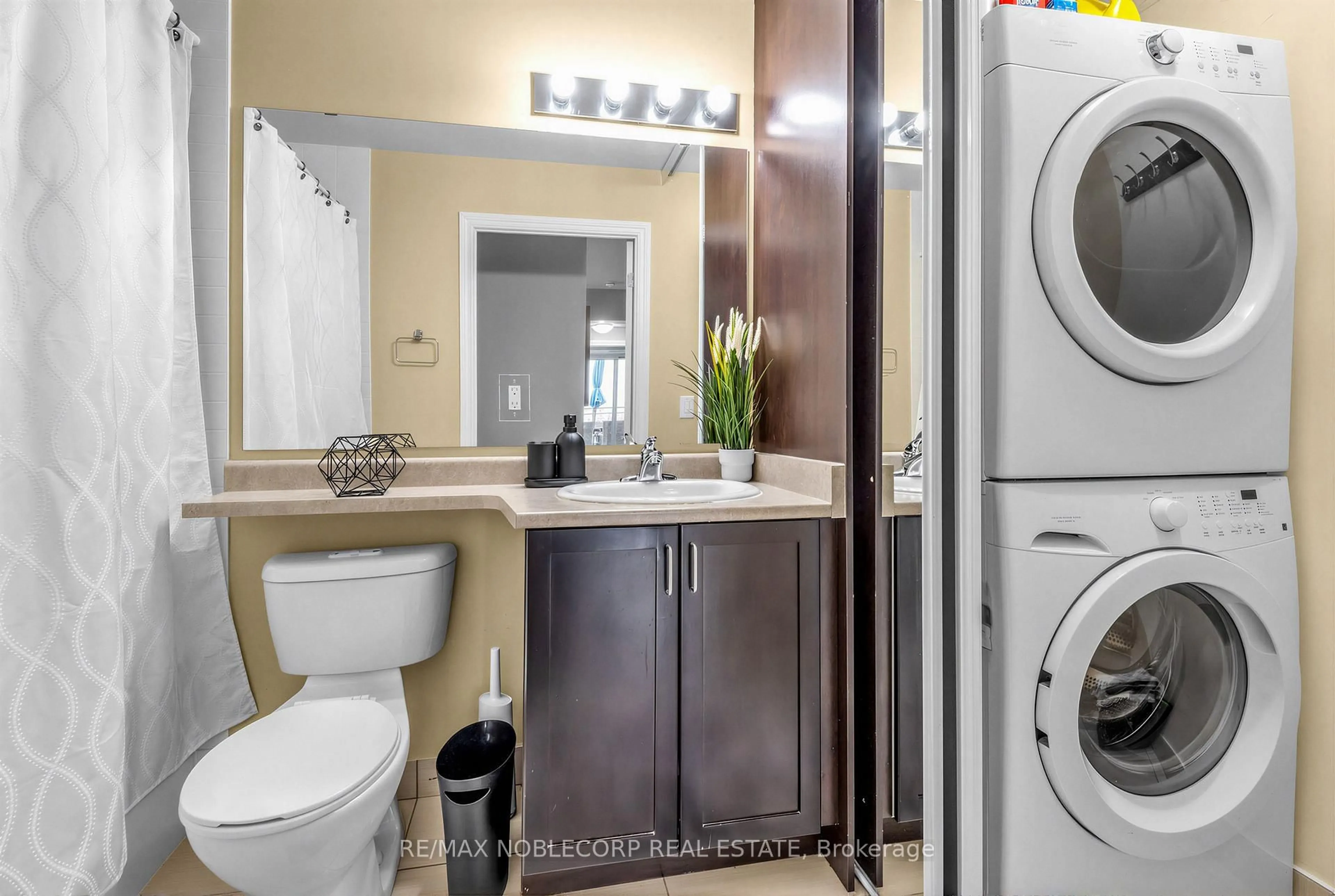 Standard bathroom, ceramic/tile floor for 7730 Kipling Ave #610, Vaughan Ontario L4L 1Y9