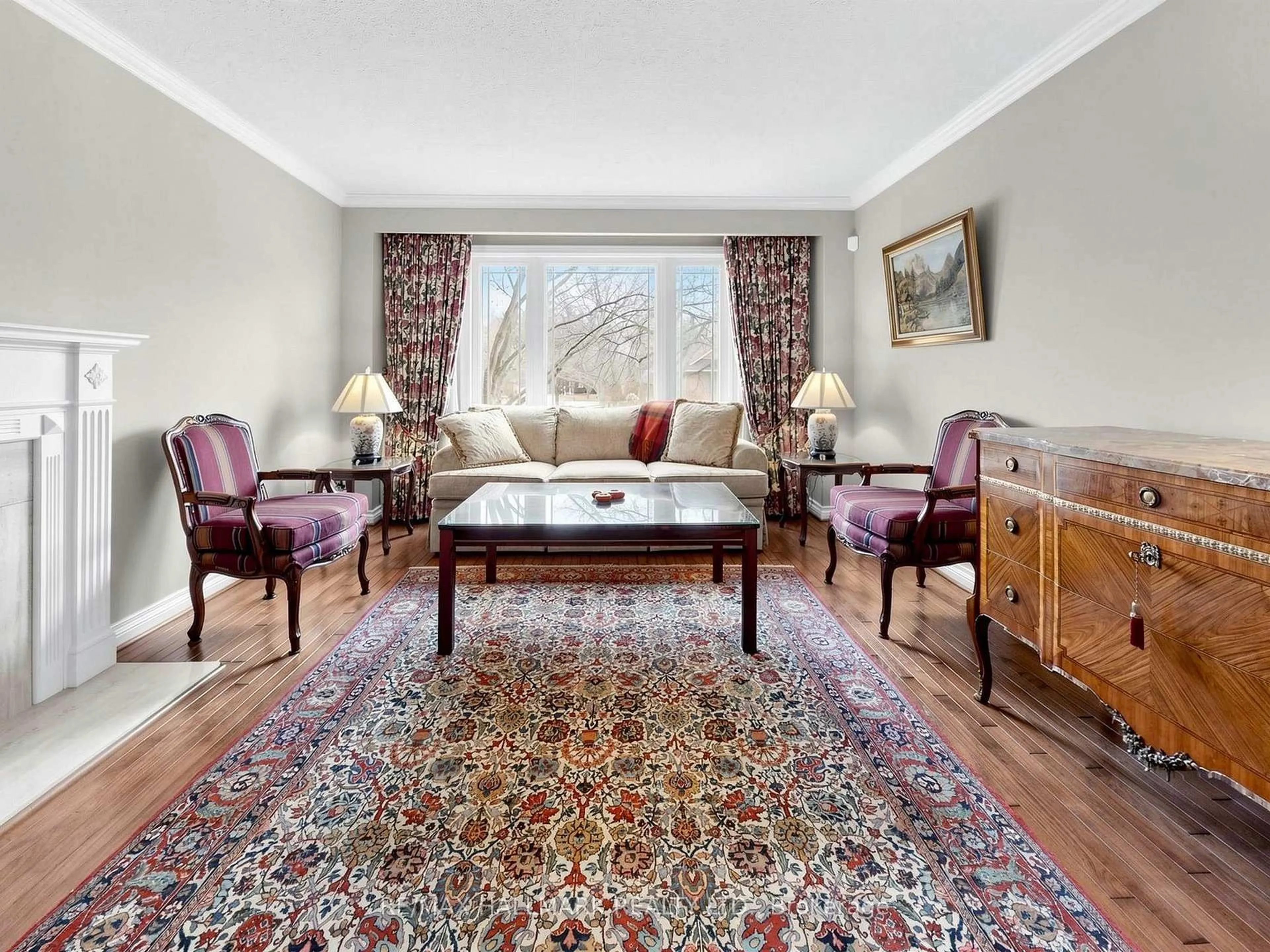 Living room with furniture, carpet floor for 70 Timberline Tr, Aurora Ontario L4G 6A3