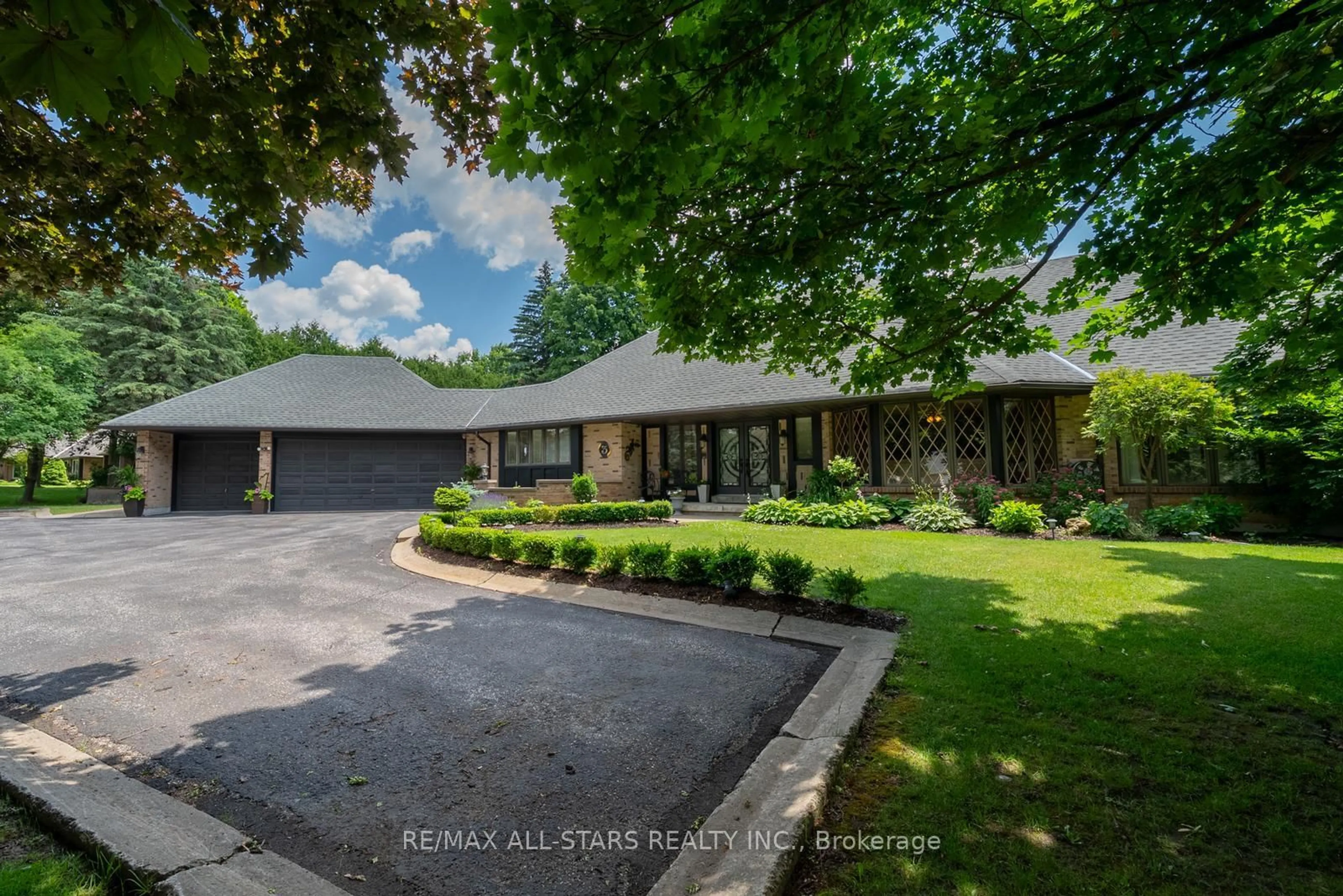 A pic from outside/outdoor area/front of a property/back of a property/a pic from drone, street for 3 Marilyn Ave, Whitchurch-Stouffville Ontario L4A 2C8