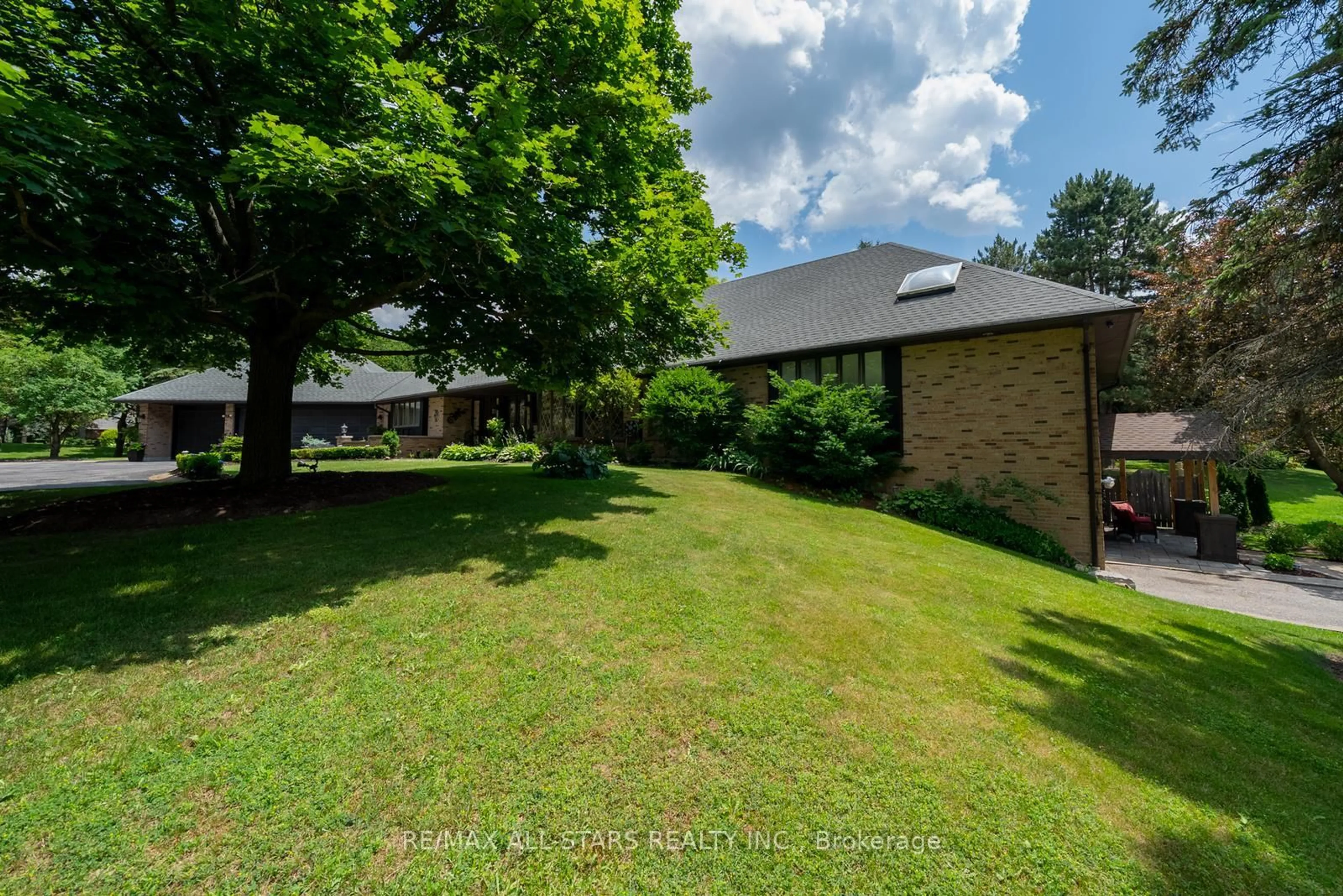 A pic from outside/outdoor area/front of a property/back of a property/a pic from drone, unknown for 3 Marilyn Ave, Whitchurch-Stouffville Ontario L4A 2C8