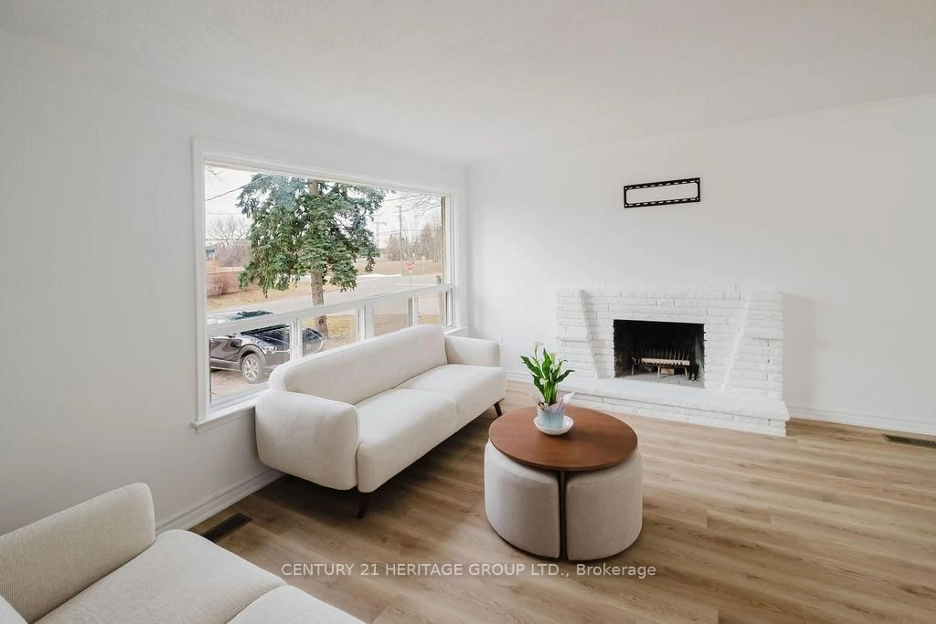 Living room with furniture, wood/laminate floor for 142 Kingslynn Dr, King Ontario L7B 1H1