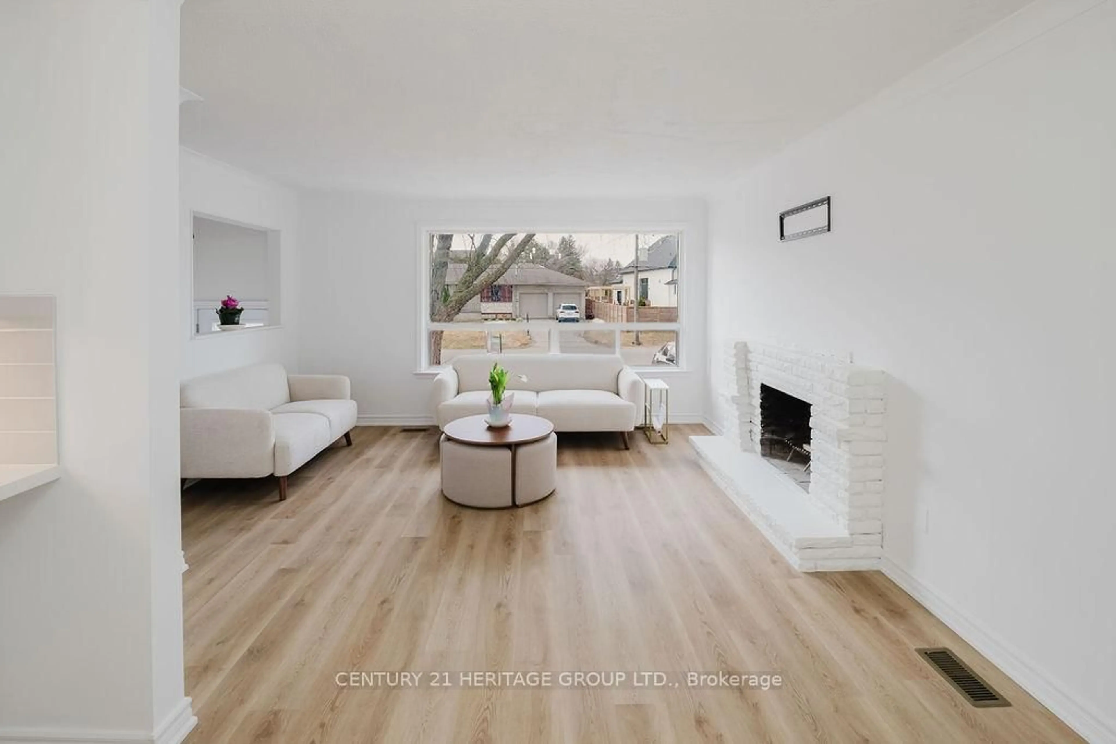 Living room with furniture, wood/laminate floor for 142 Kingslynn Dr, King Ontario L7B 1H1