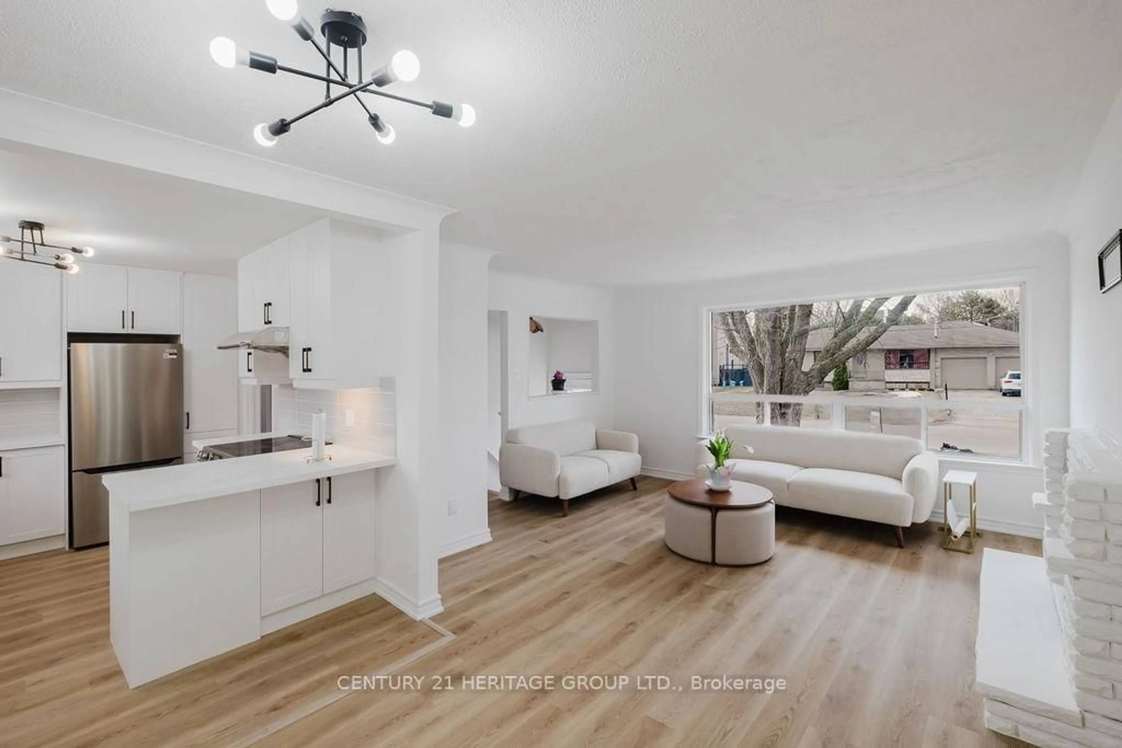 Living room with furniture, unknown for 142 Kingslynn Dr, King Ontario L7B 1H1