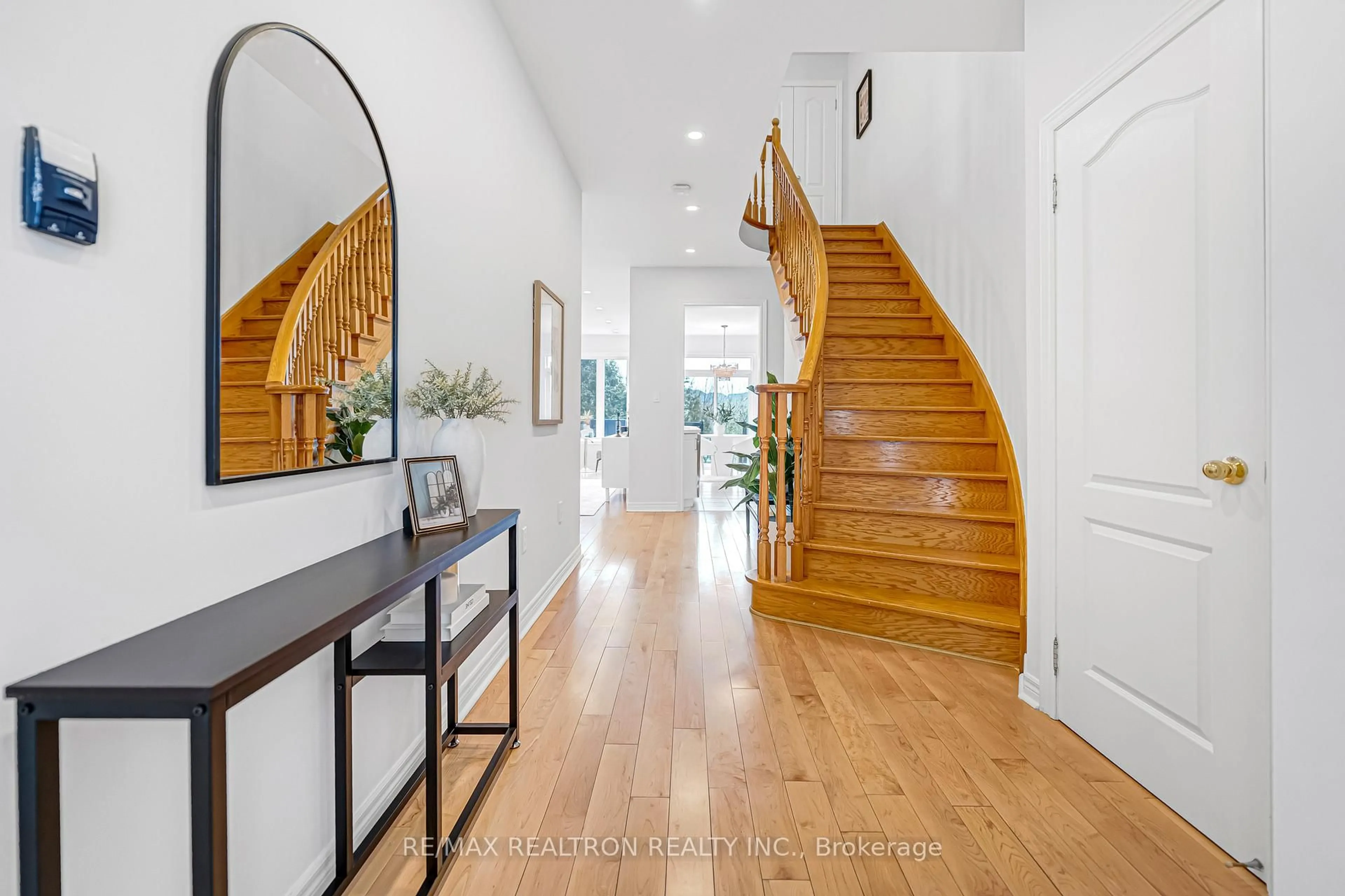 Indoor entryway for 8 Townwood Dr #41, Richmond Hill Ontario L4E 4Y1