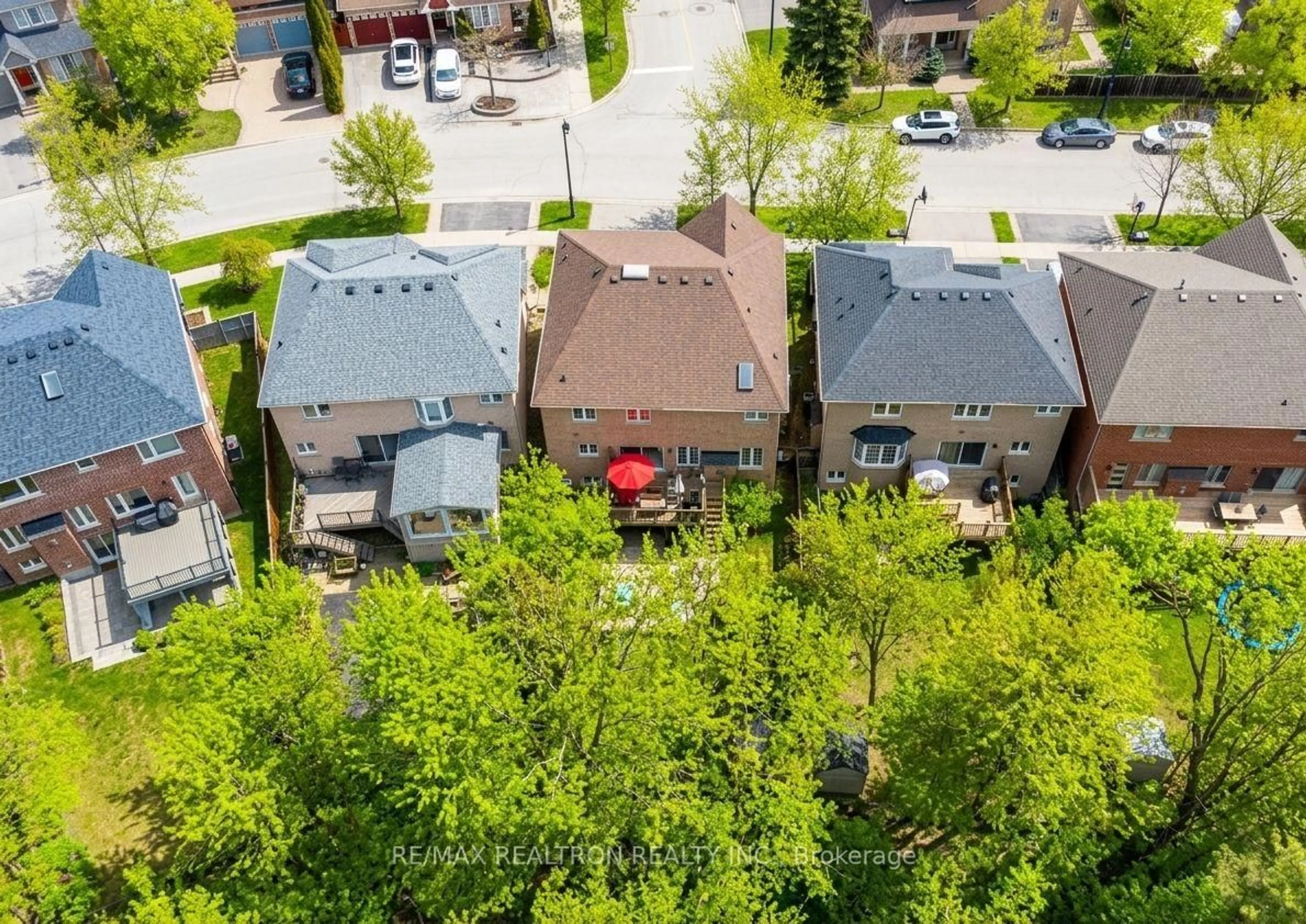 A pic from outside/outdoor area/front of a property/back of a property/a pic from drone, street for 44 Skywood Dr, Richmond Hill Ontario L4E 4L2