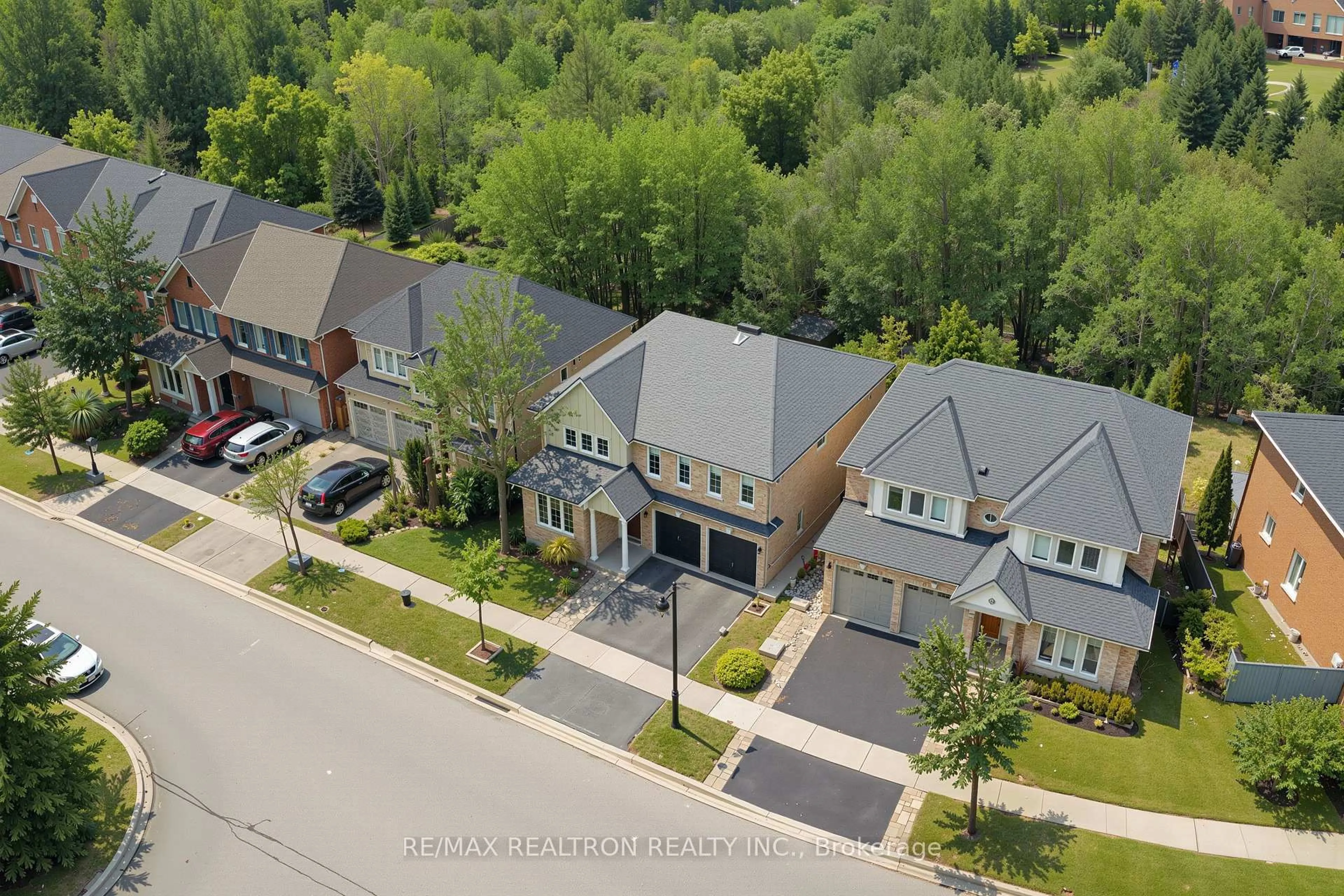 A pic from outside/outdoor area/front of a property/back of a property/a pic from drone, street for 44 Skywood Dr, Richmond Hill Ontario L4E 4L2