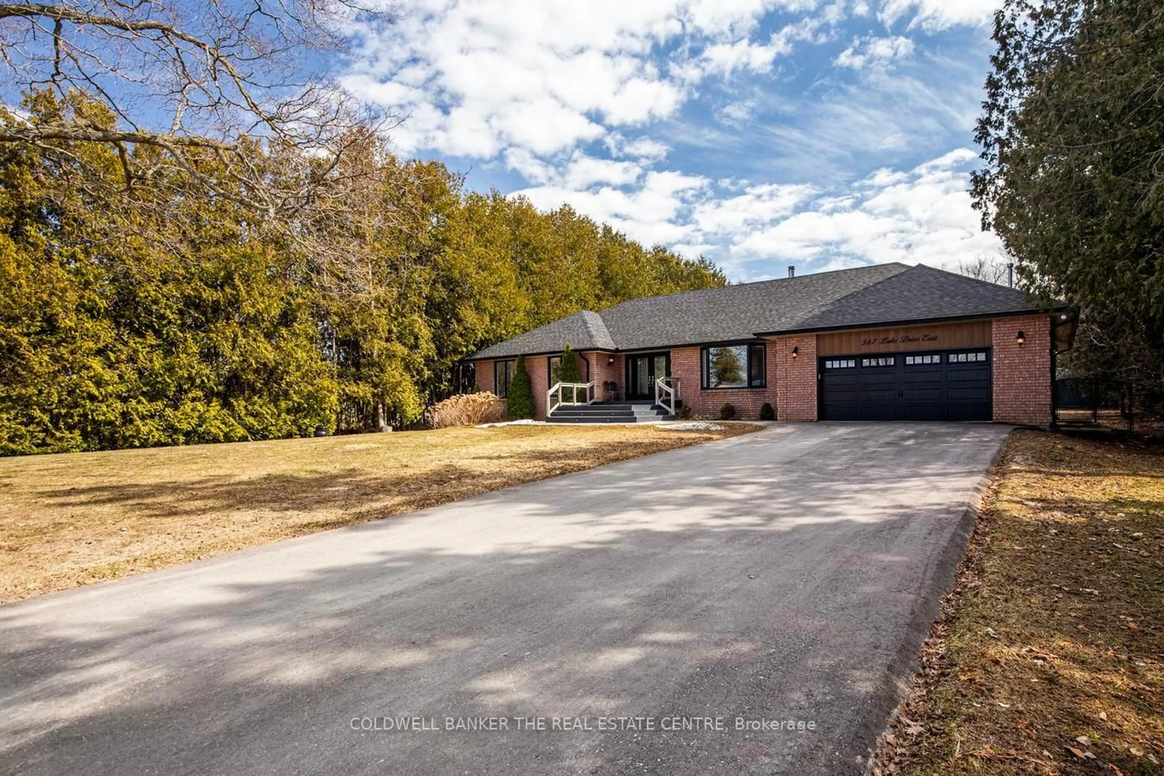 A pic from outside/outdoor area/front of a property/back of a property/a pic from drone, street for 567 Lake Dr, Georgina Ontario L0E 1S0