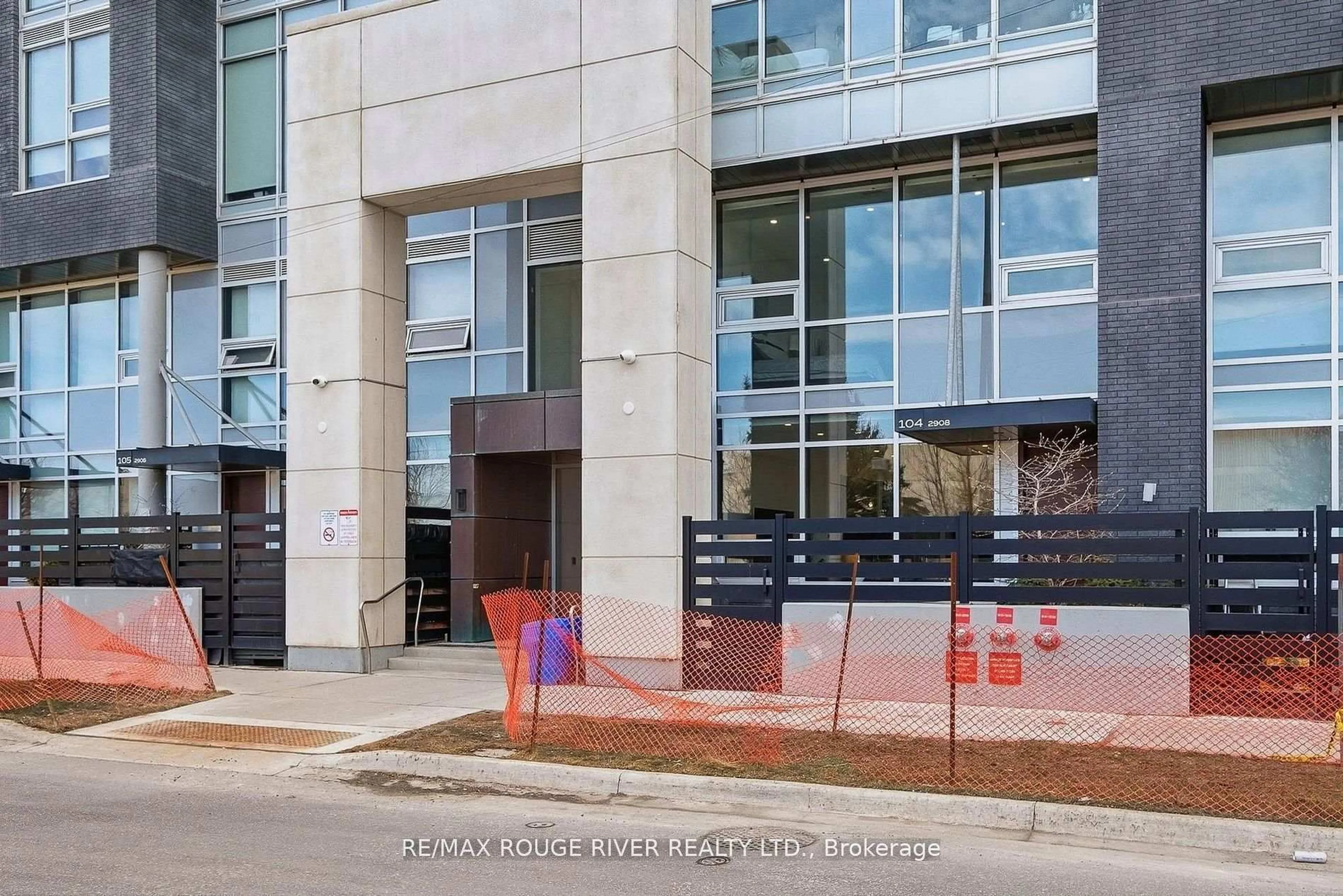 Indoor foyer for 2908 Highway 7 #Th 104, Vaughan Ontario L4K 0K5