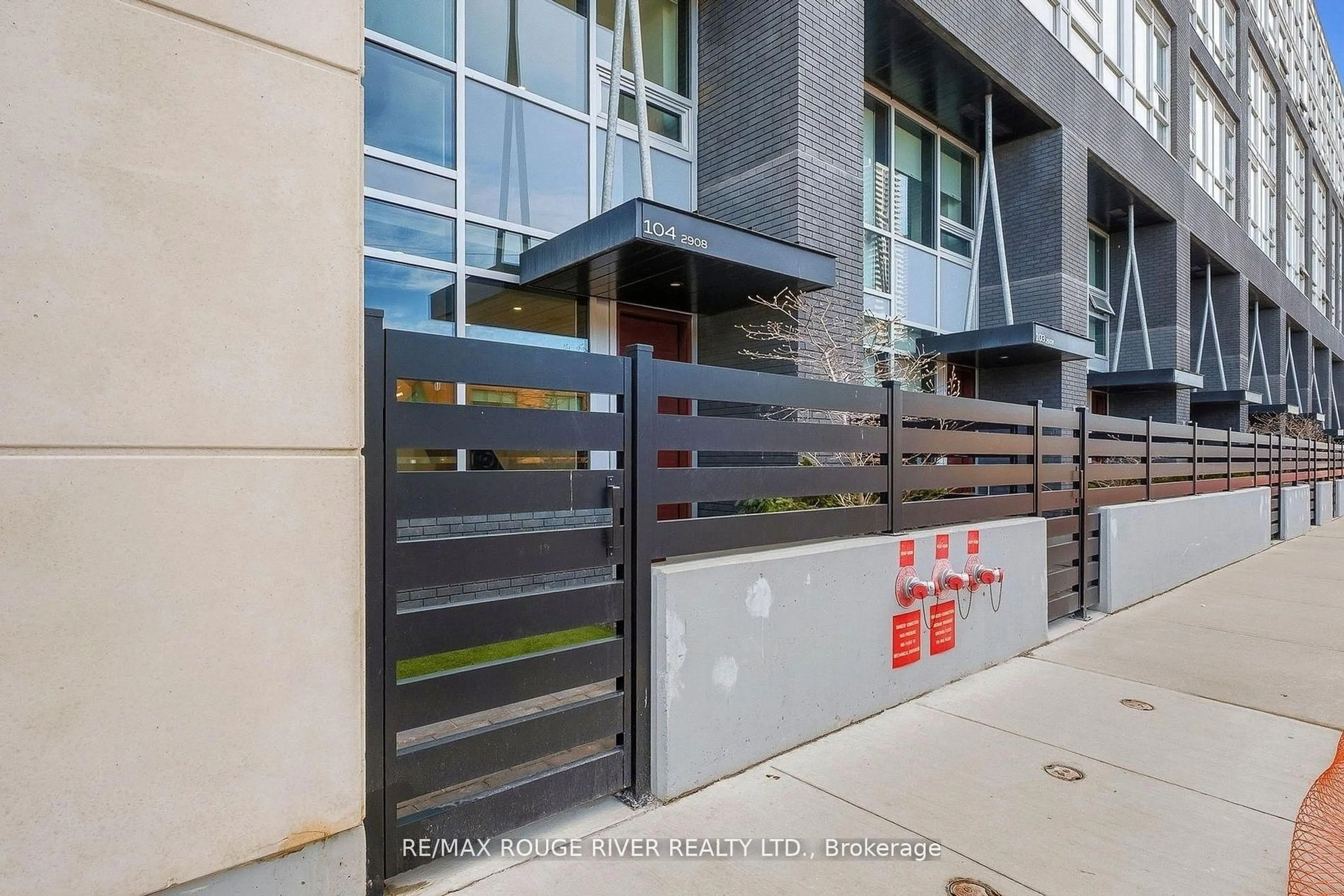 Indoor entryway for 2908 Highway 7 #Th 104, Vaughan Ontario L4K 0K5