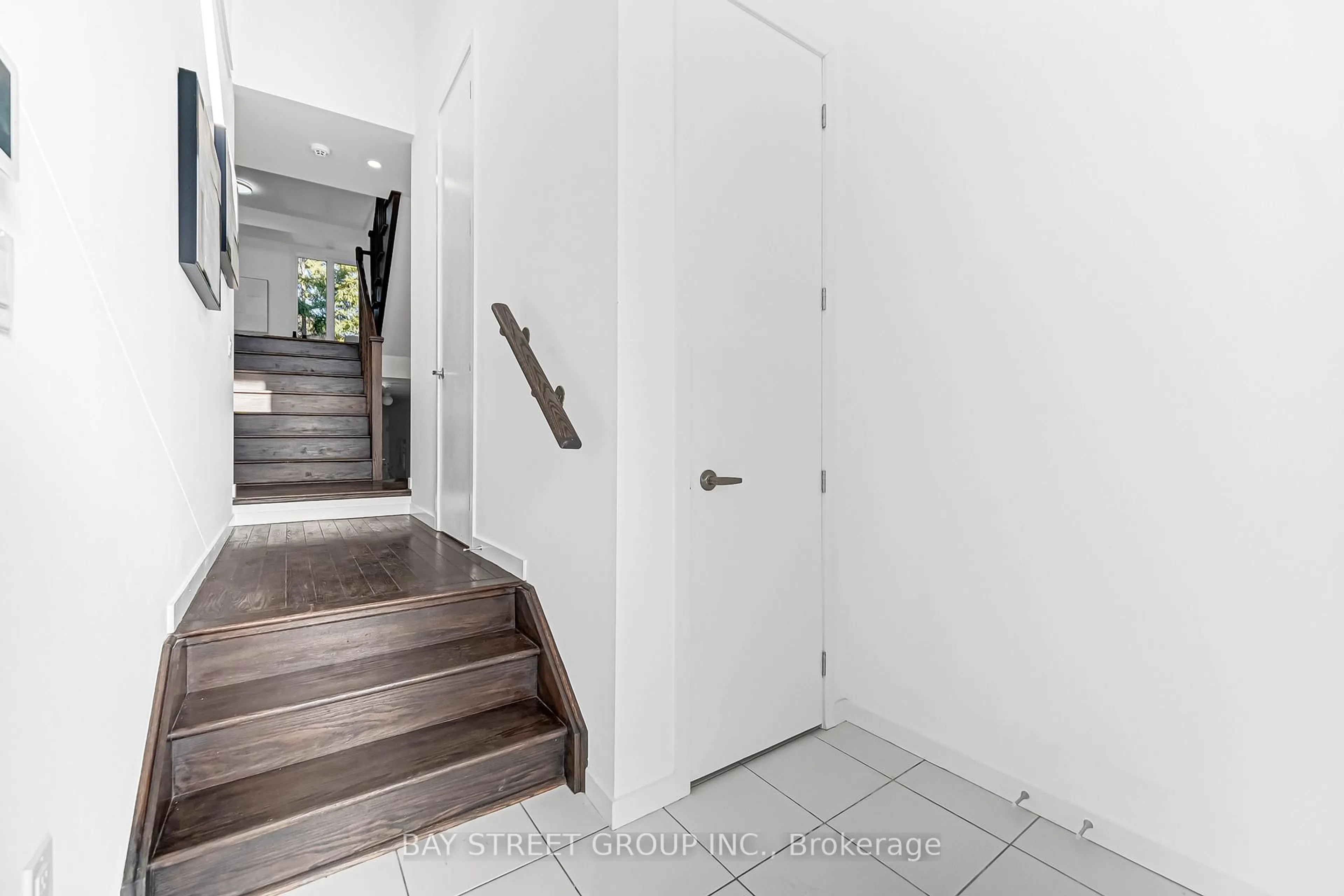 Indoor entryway for 27 Armillo Pl, Markham Ontario L6E 0V4