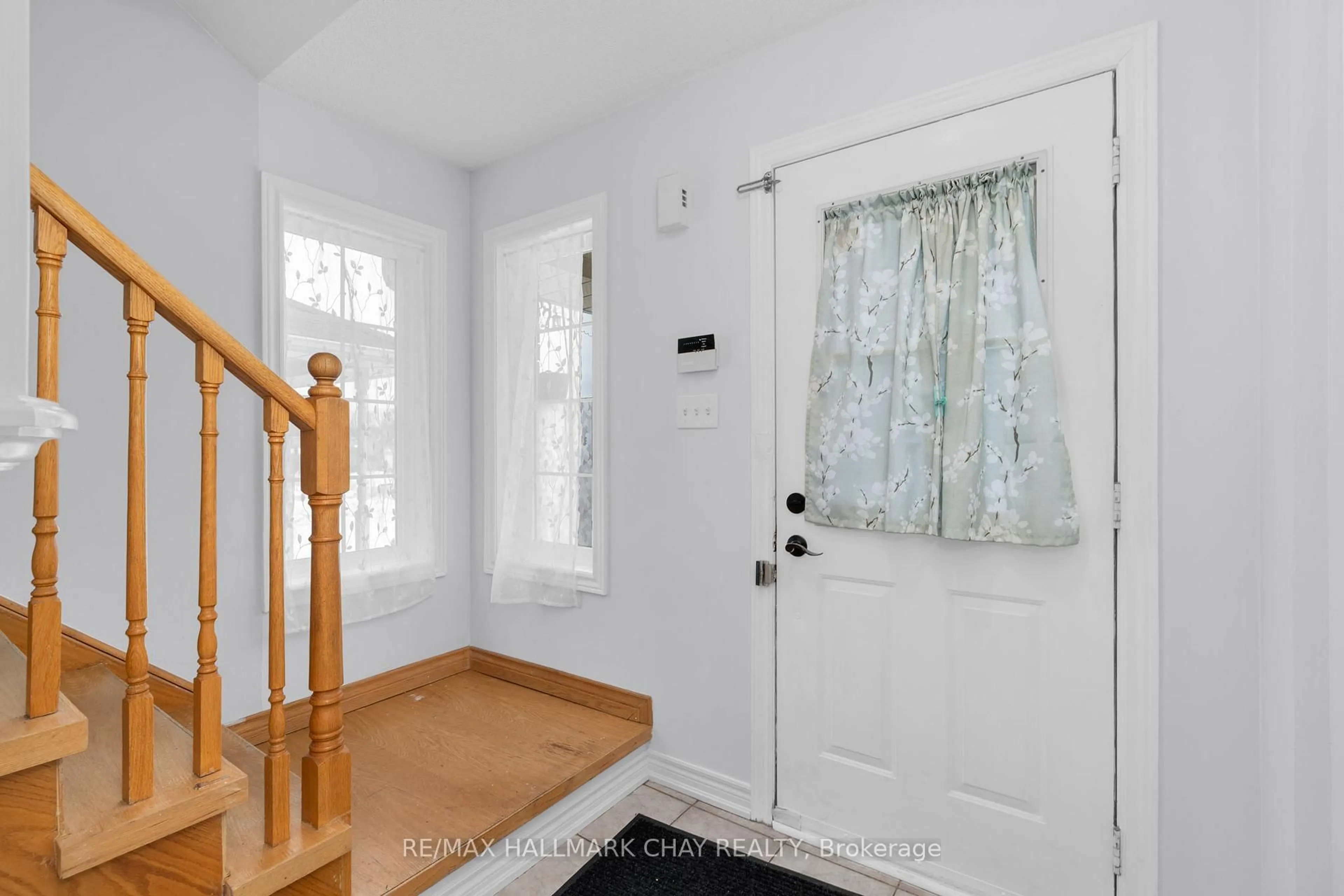 Indoor entryway for 1324 Forest St, Innisfil Ontario L9S 1Z7