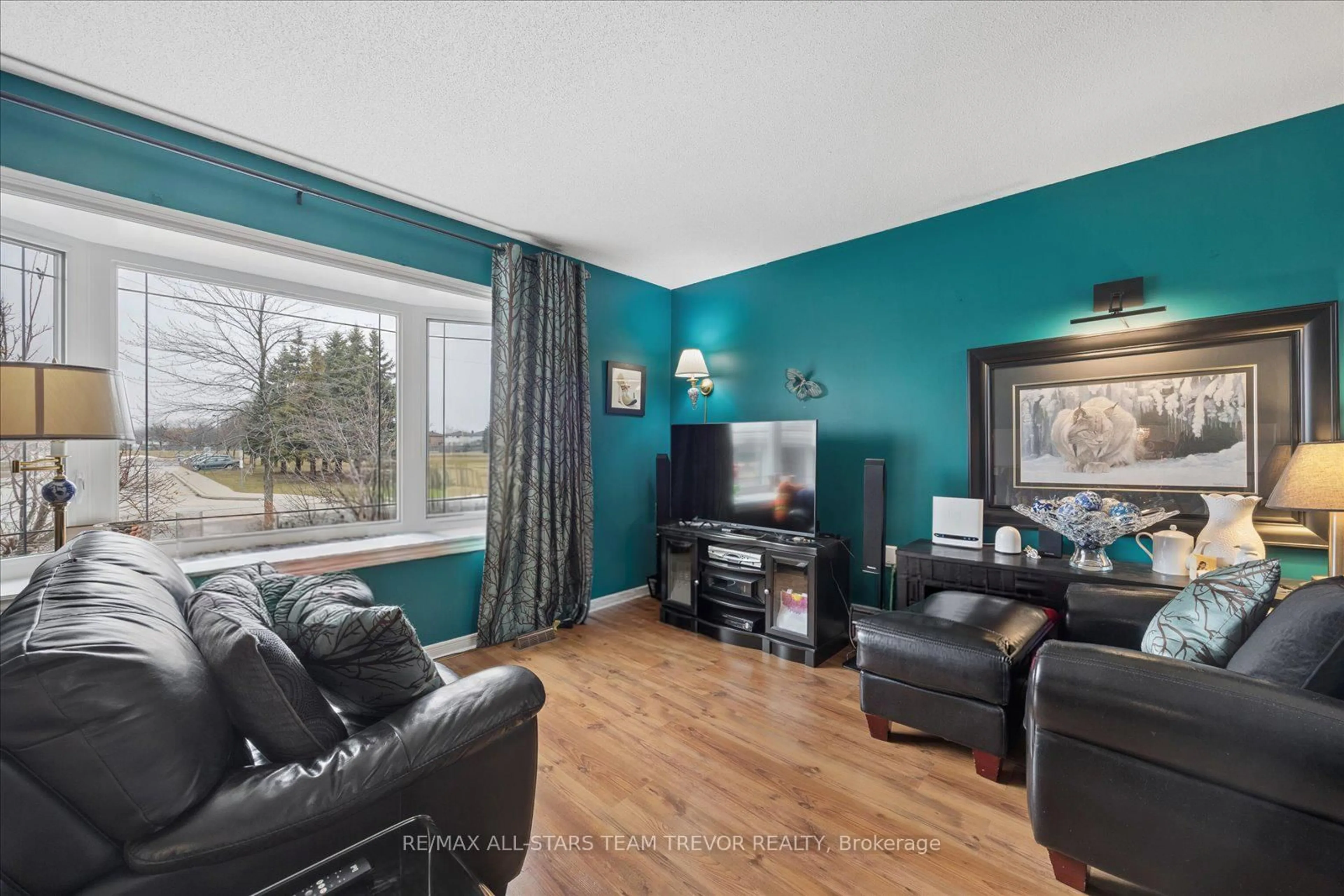 Living room with furniture, wood/laminate floor for 123 Biscayne Blvd, Georgina Ontario L4P 3S2
