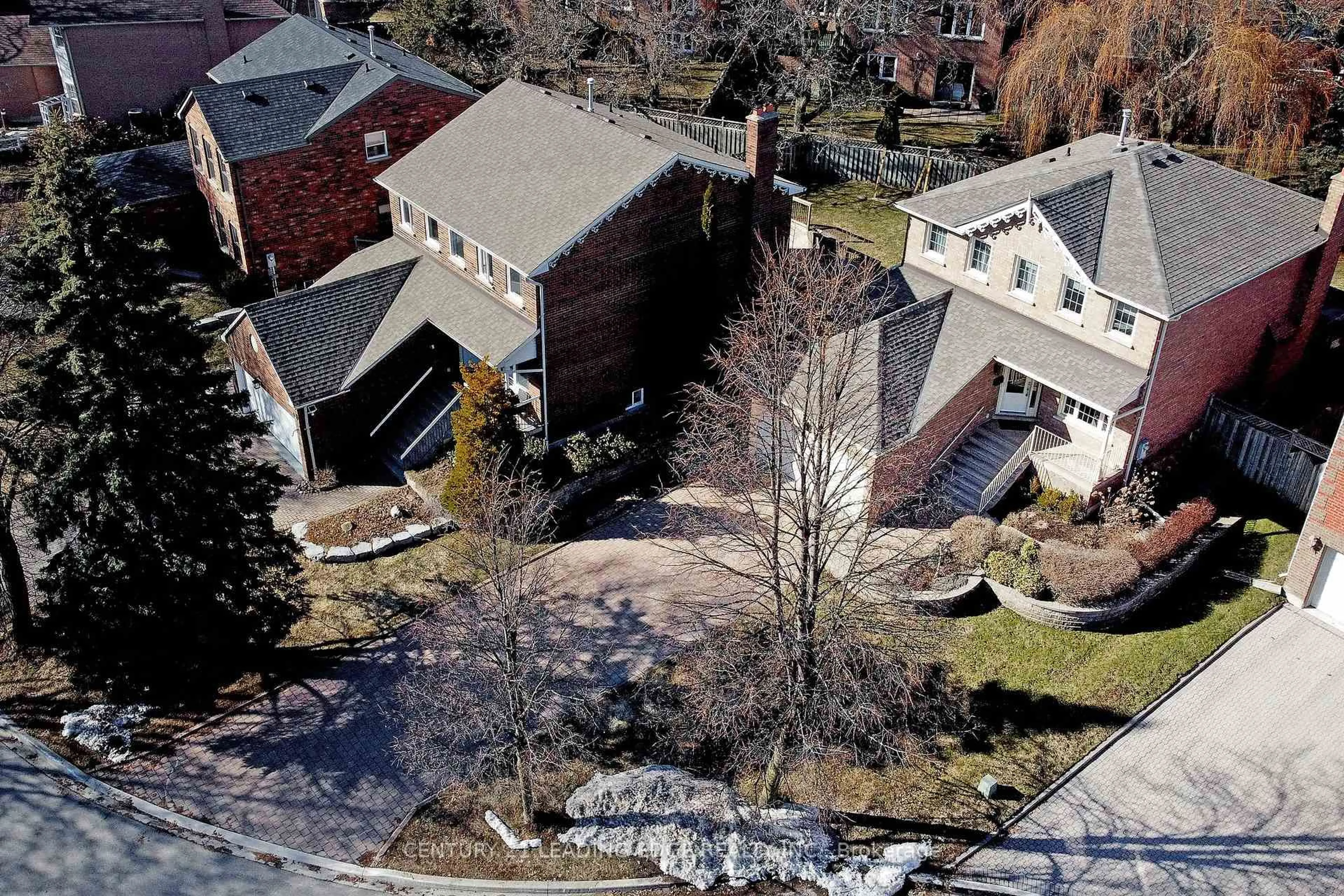A pic from outside/outdoor area/front of a property/back of a property/a pic from drone, street for 19 Berkeley Crt, Markham Ontario L3R 6M4