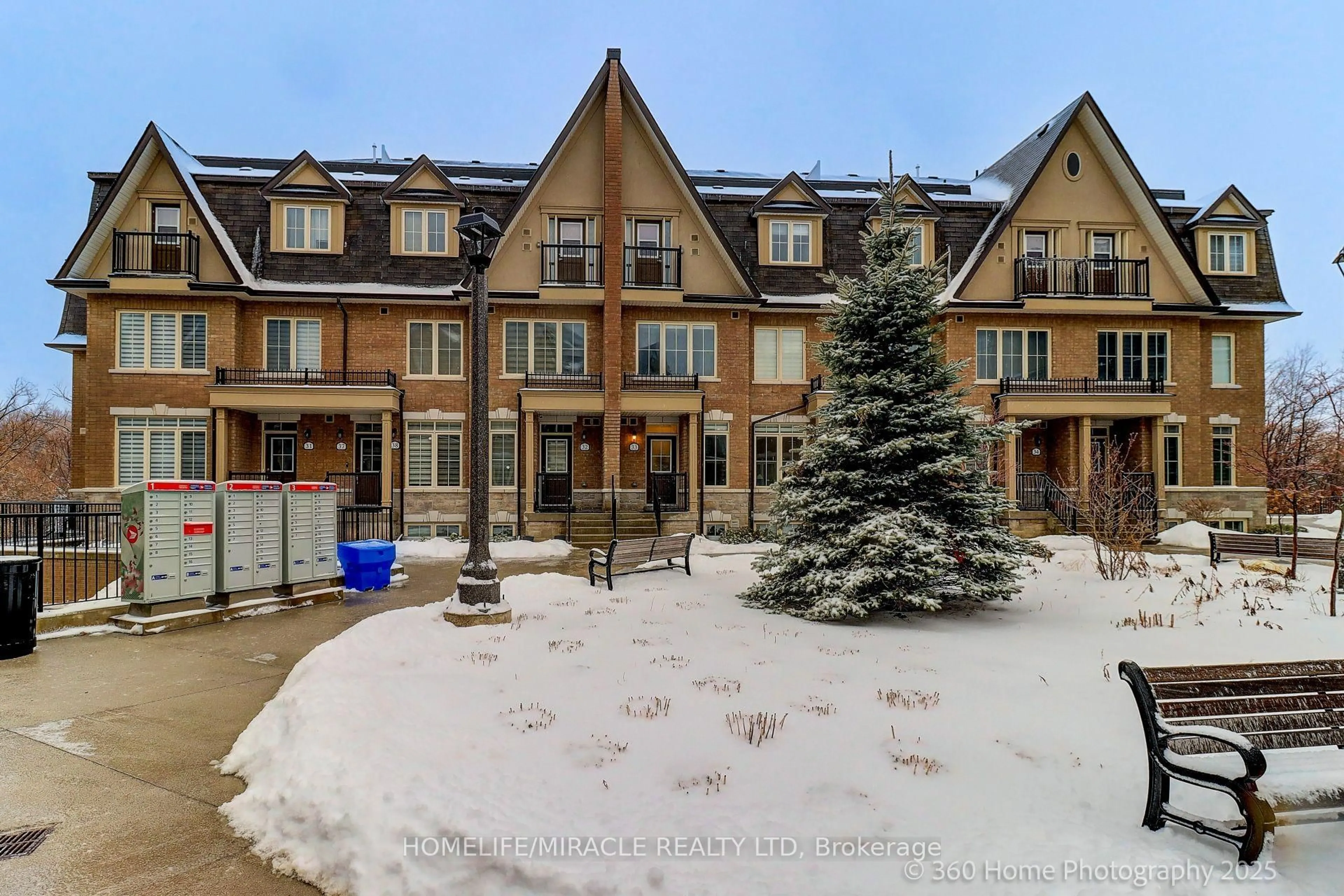 A pic from outside/outdoor area/front of a property/back of a property/a pic from drone, street for 181 Parktree Dr #33, Vaughan Ontario L6A 5B1