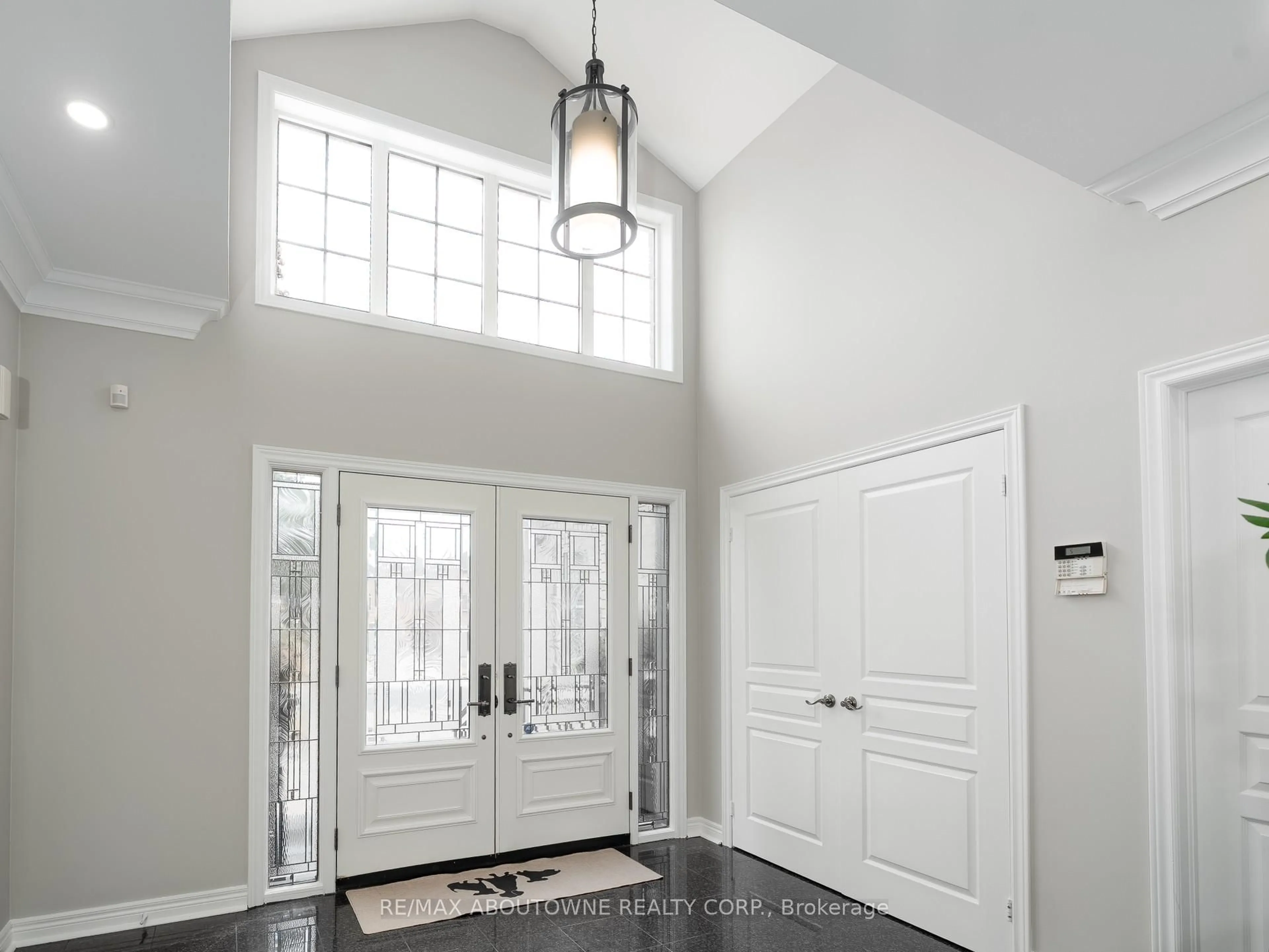 Indoor entryway for 22 Siderno Cres, Vaughan Ontario L4L 9M8