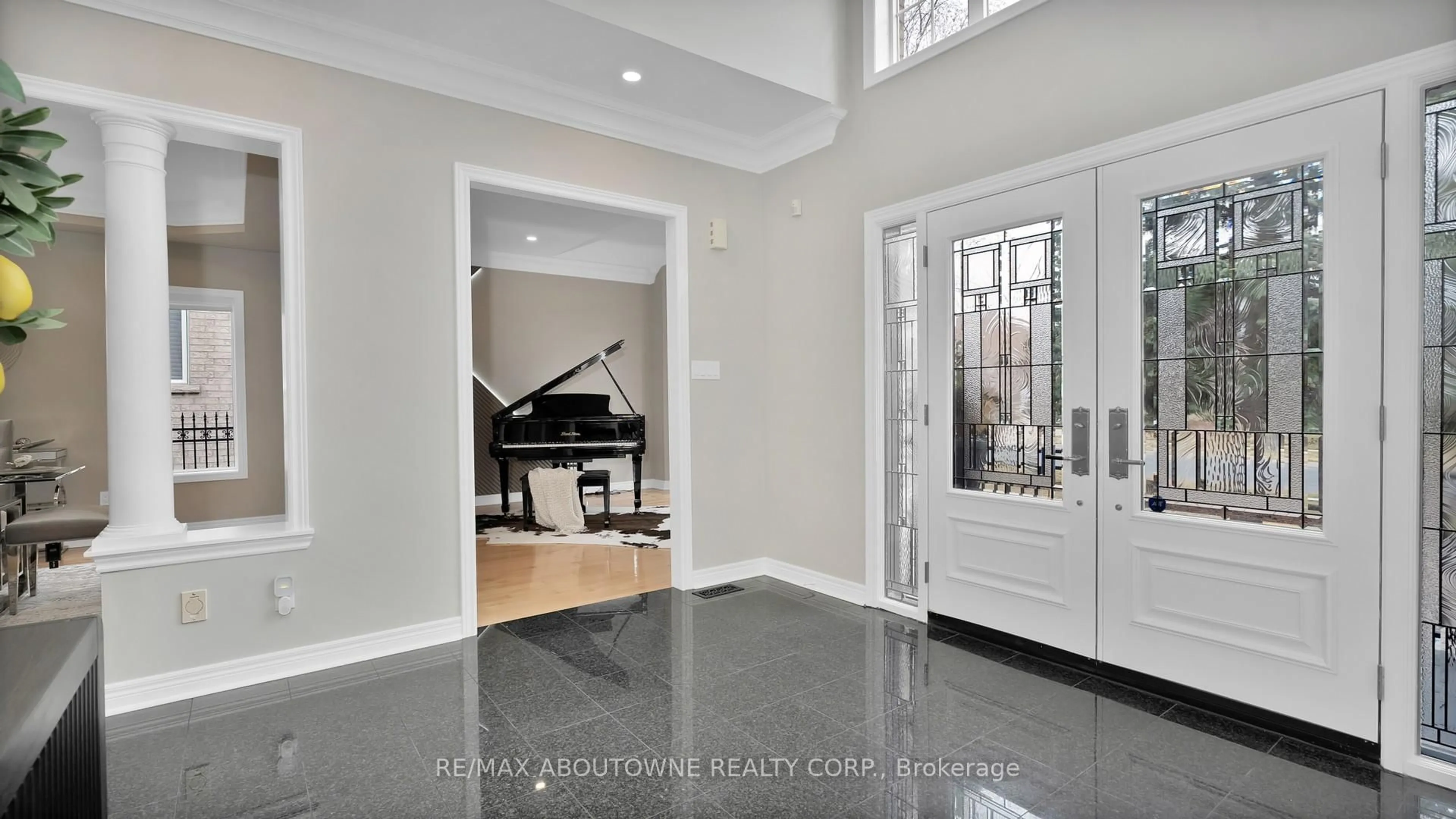 Indoor entryway for 22 Siderno Cres, Vaughan Ontario L4L 9M8