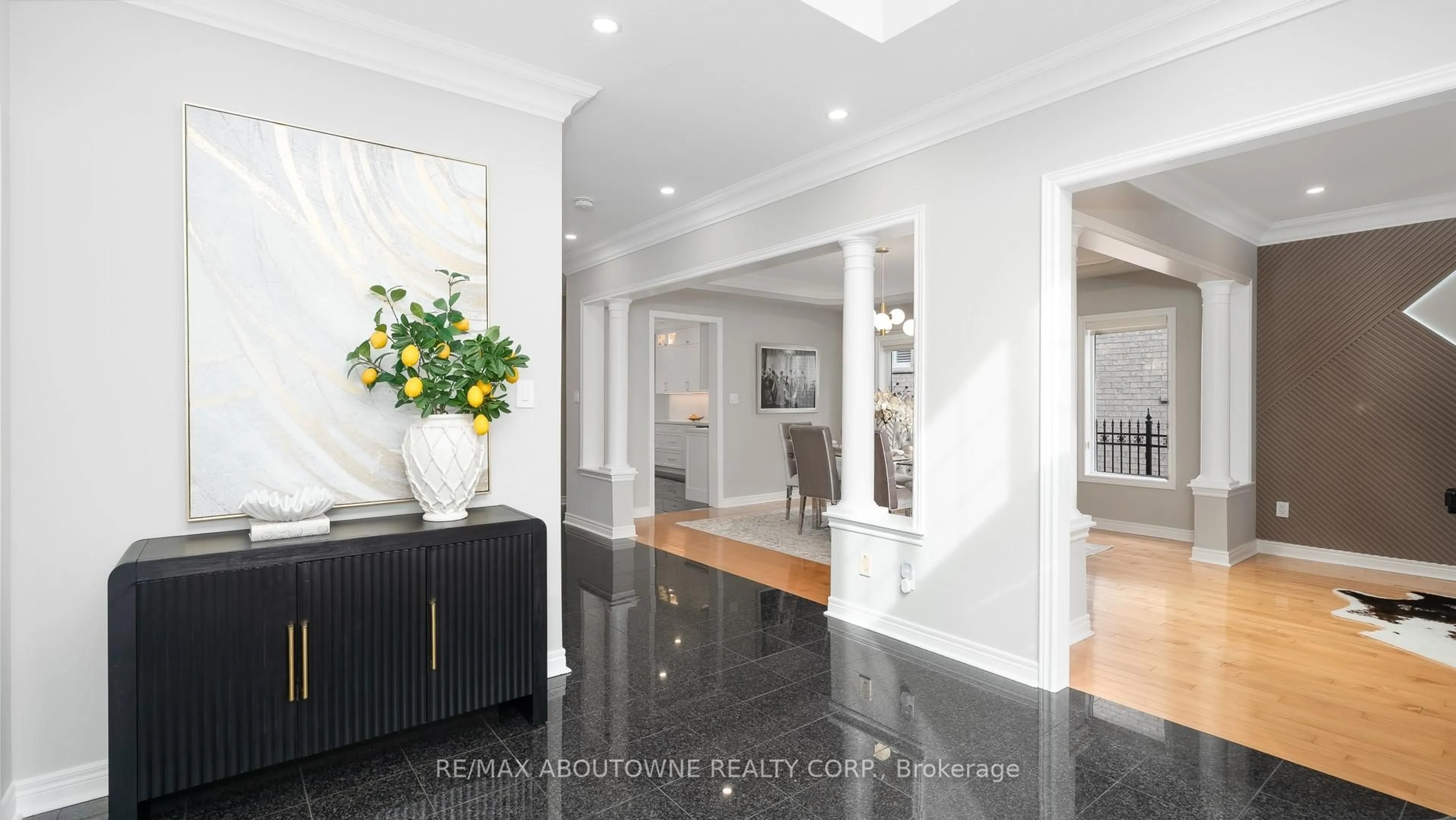 Indoor entryway for 22 Siderno Cres, Vaughan Ontario L4L 9M8