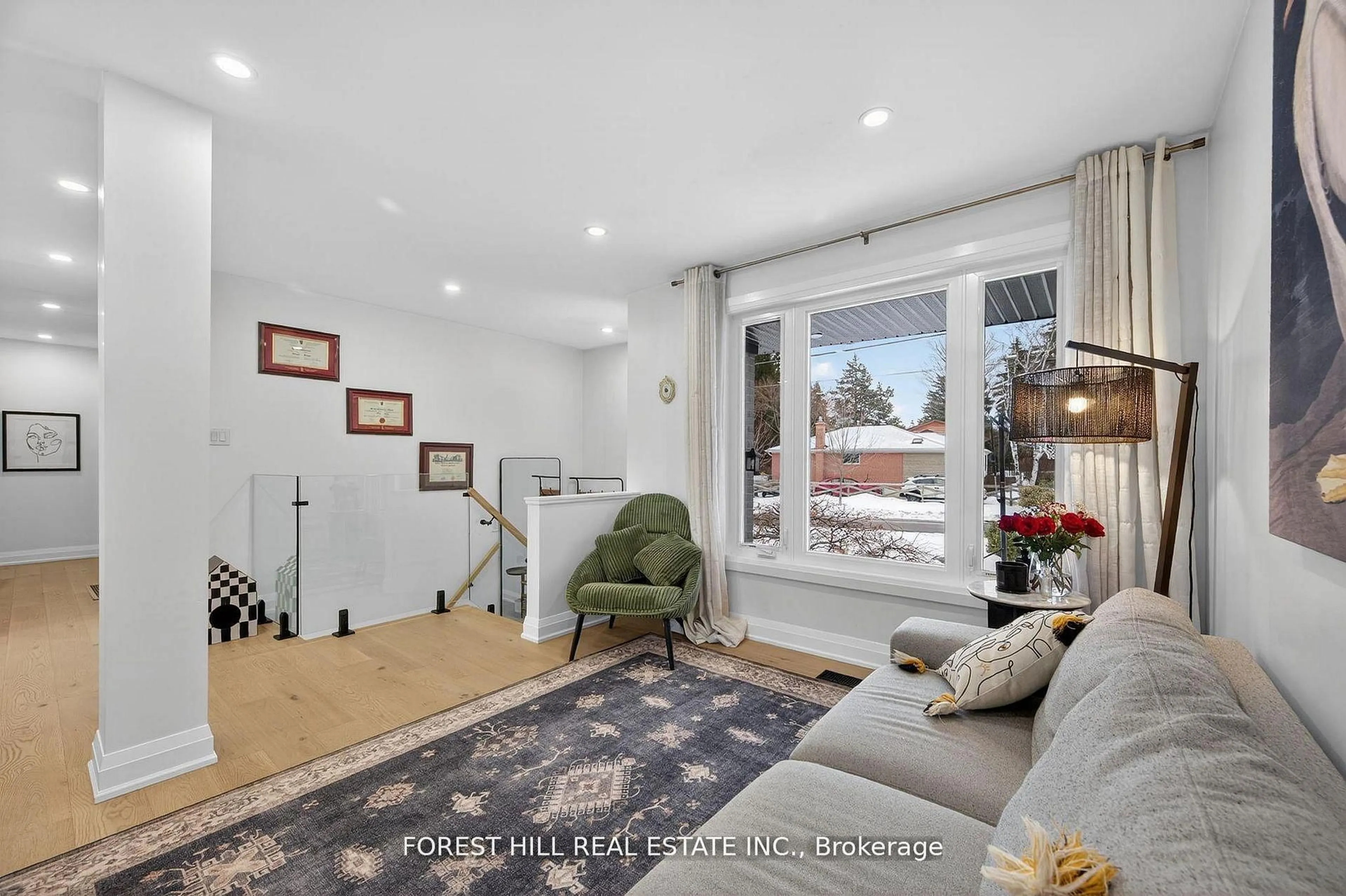 Living room with furniture, unknown for 4 Holman Cres, Aurora Ontario L4G 1Z9