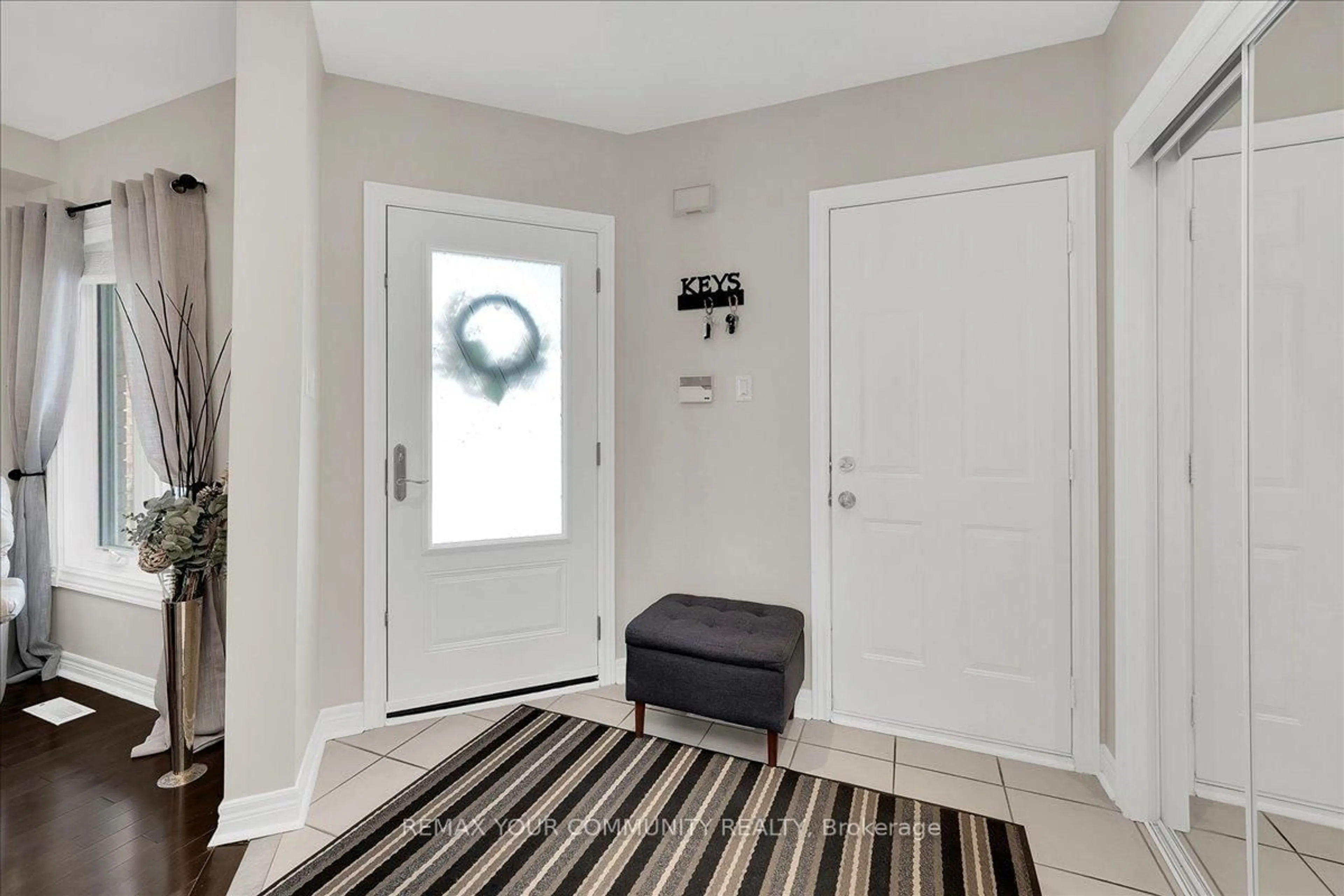 Indoor entryway for 130 Princeton Gate, Vaughan Ontario L6A 2S7