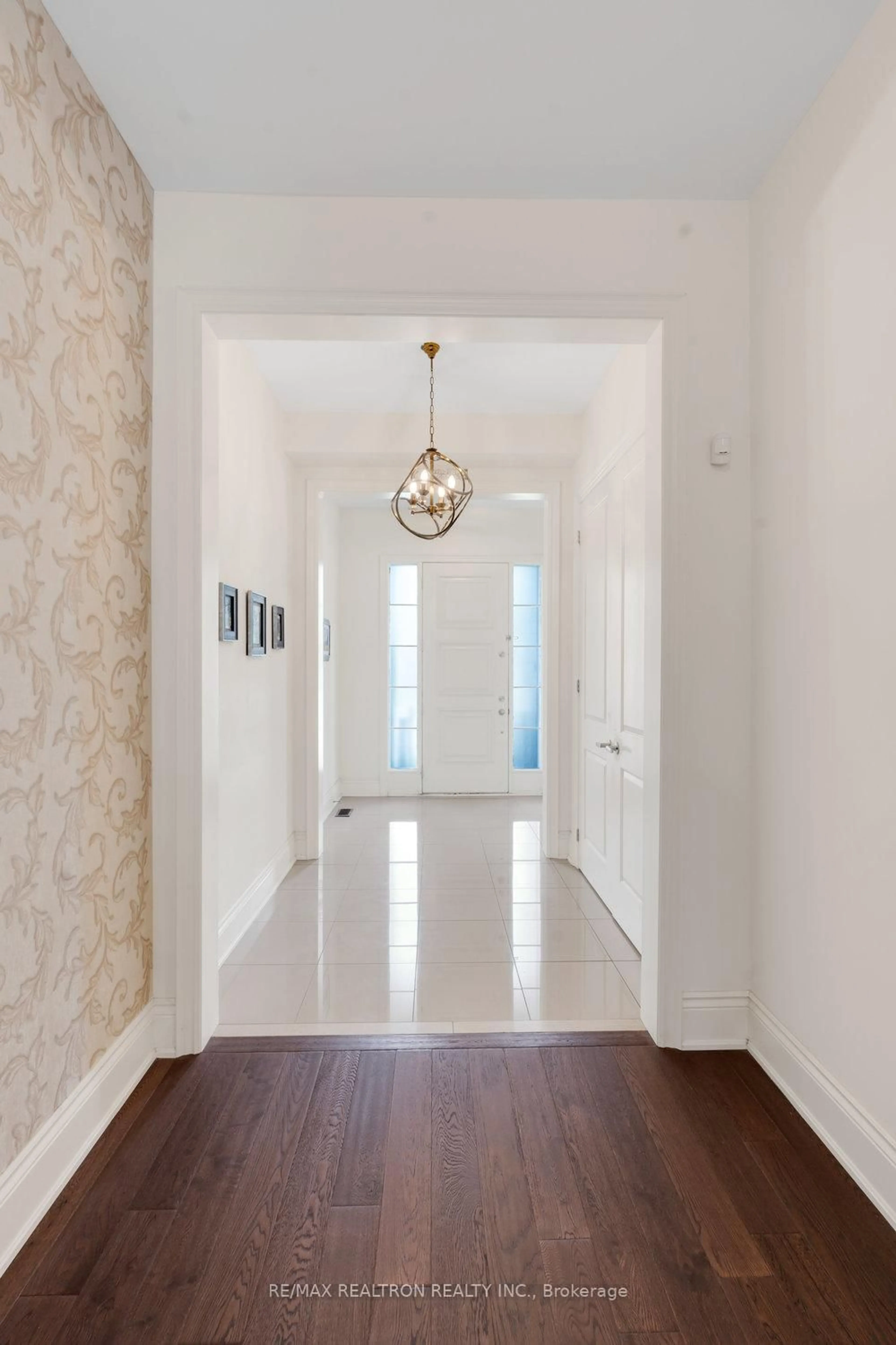 Indoor entryway for 7 Aspy Crt, Vaughan Ontario L6A 4X8