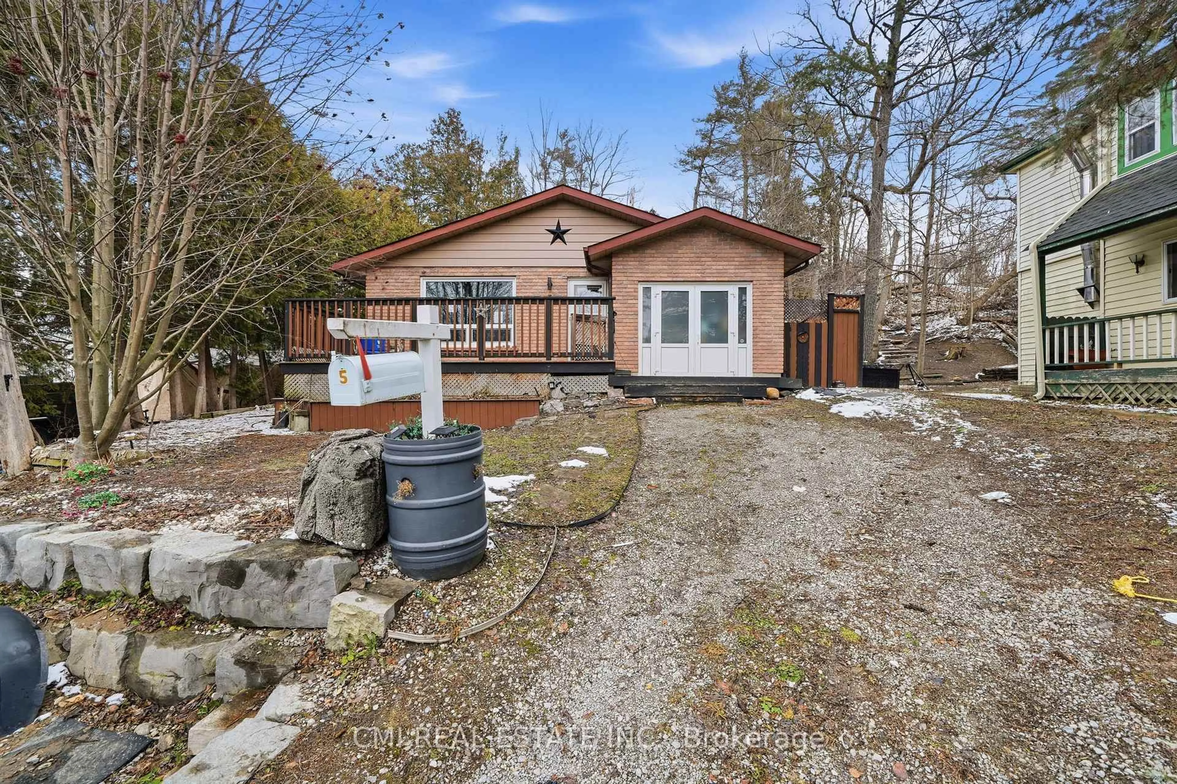 A pic from outside/outdoor area/front of a property/back of a property/a pic from drone, unknown for 5 Pineway Ave, Georgina Ontario L4P 1X8