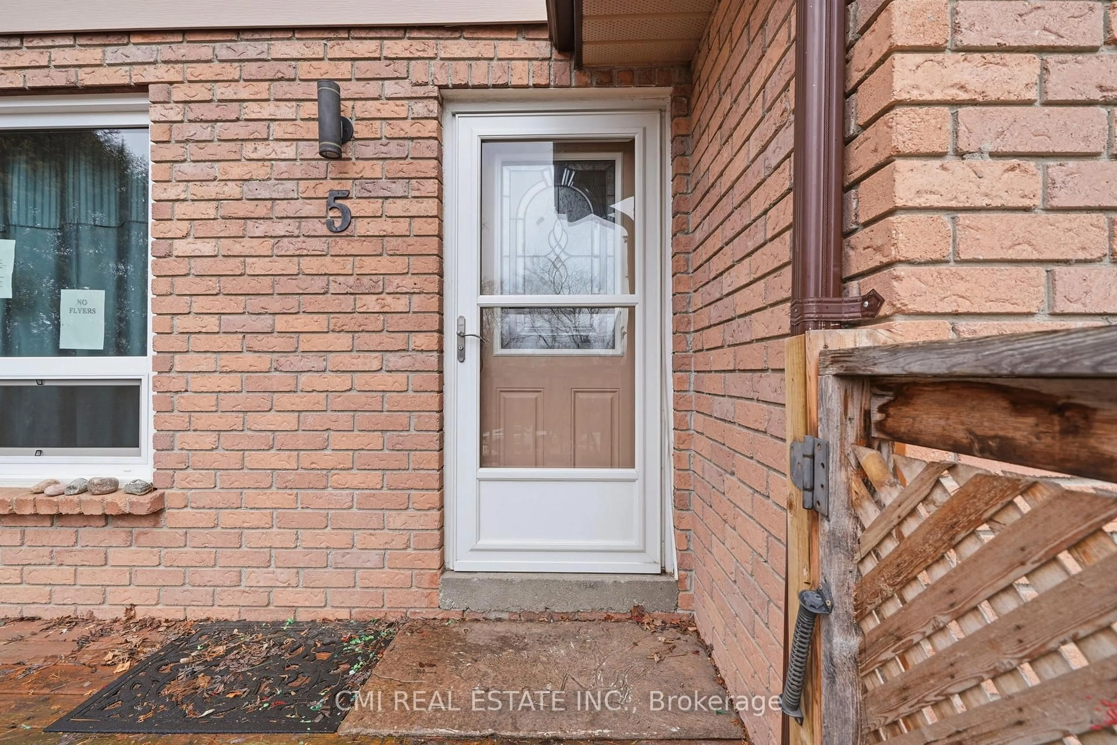 Indoor entryway for 5 Pineway Ave, Georgina Ontario L4P 1X8