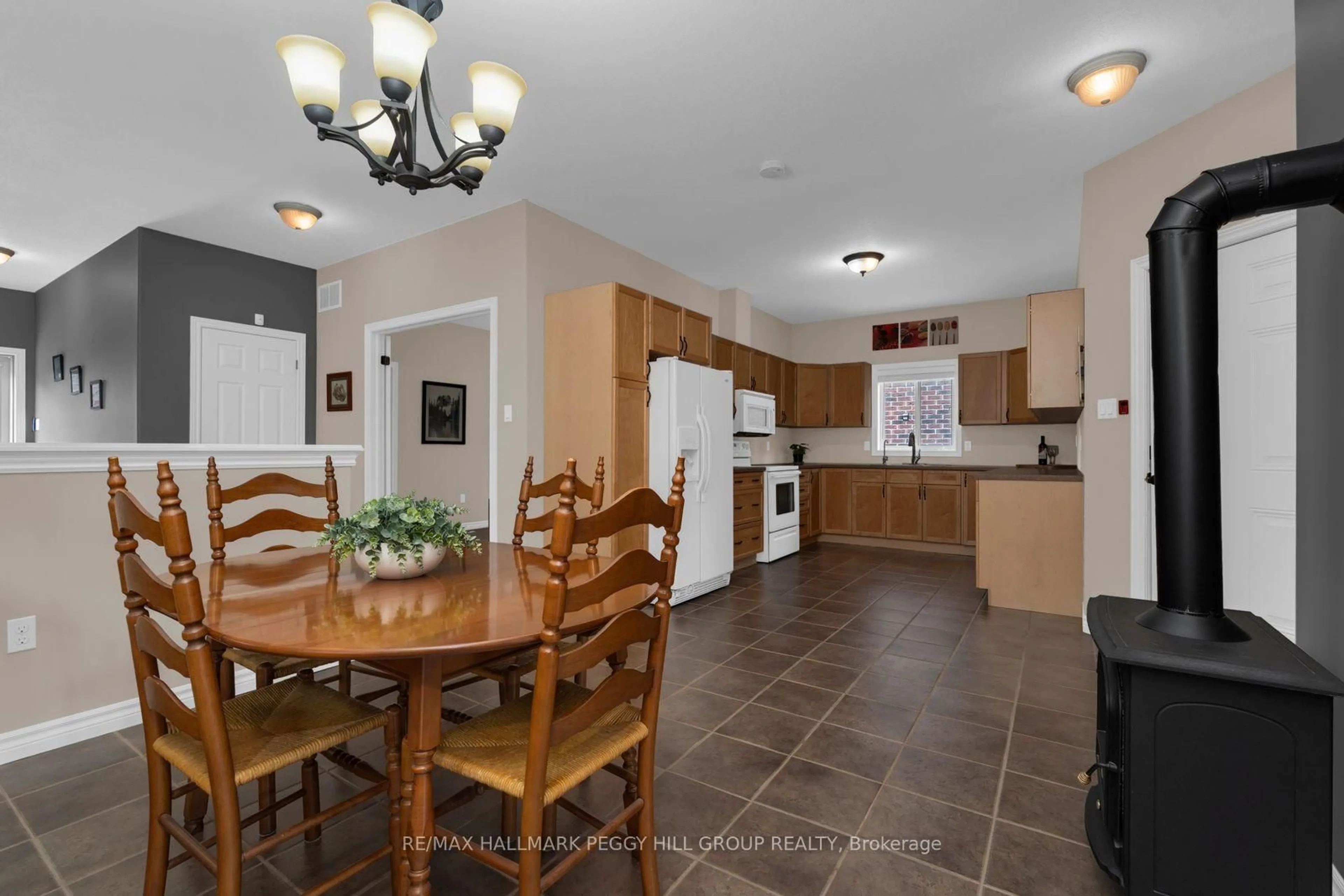 Open concept kitchen, ceramic/tile floor for 121 Quigley St, Essa Ontario L3W 0P5