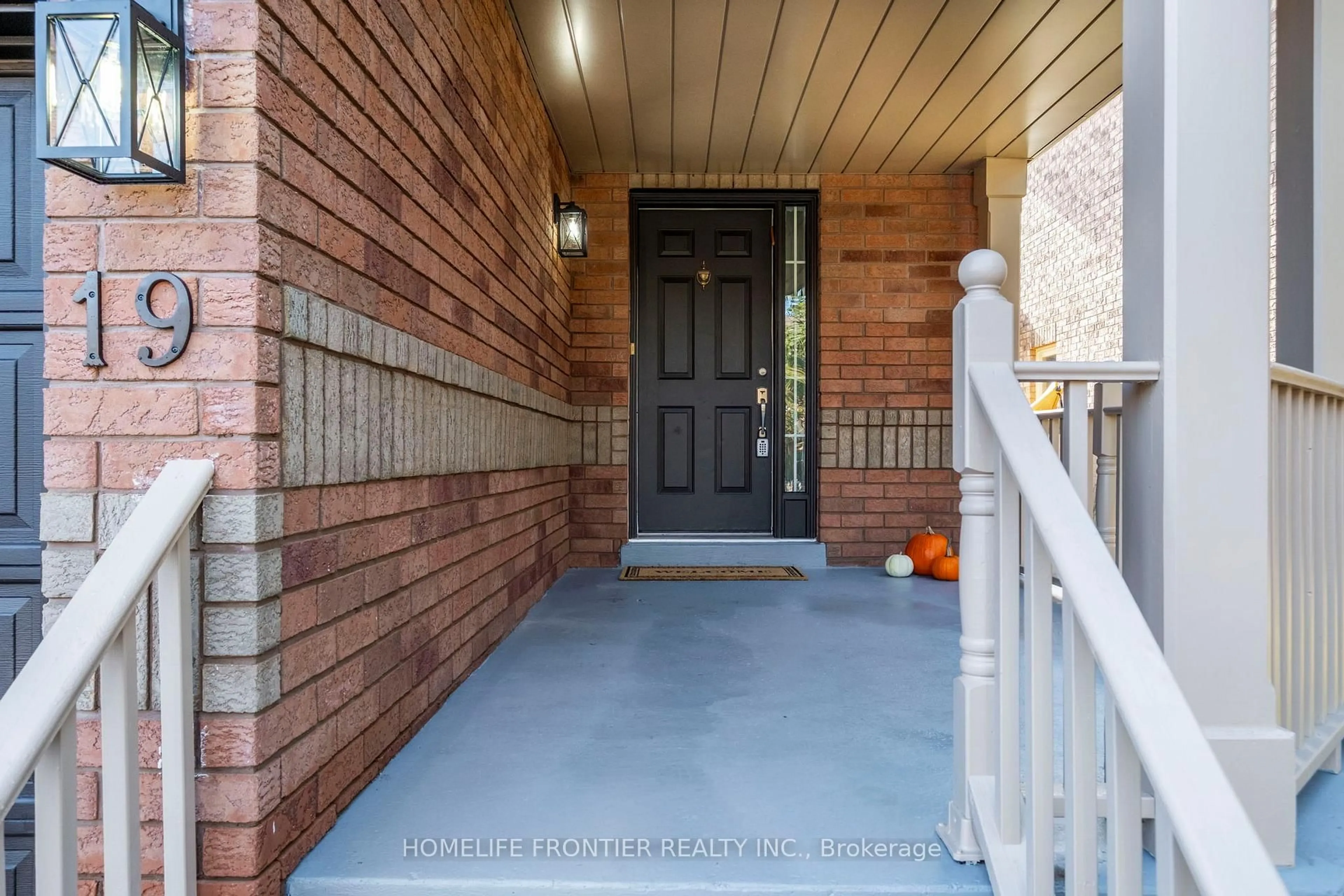 Indoor entryway for 19 Bowler St, Aurora Ontario L4G 7J2