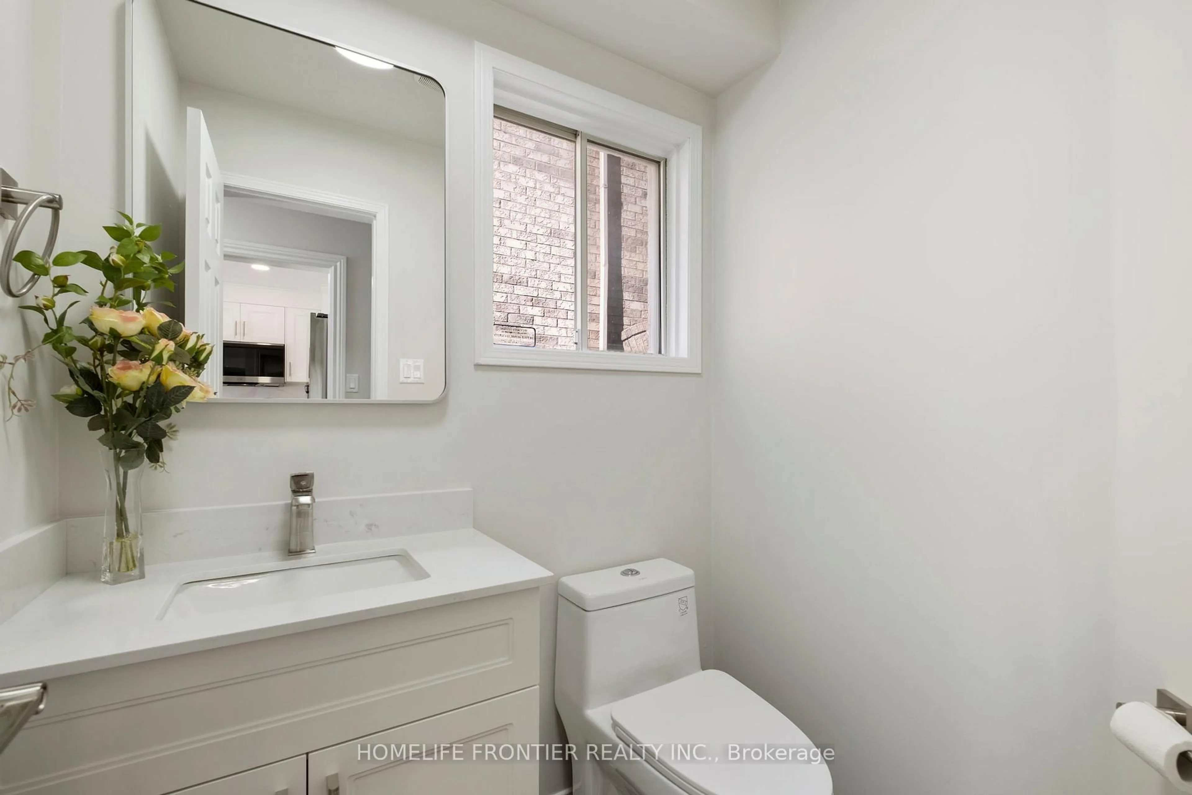 Standard bathroom, ceramic/tile floor for 19 Bowler St, Aurora Ontario L4G 7J2