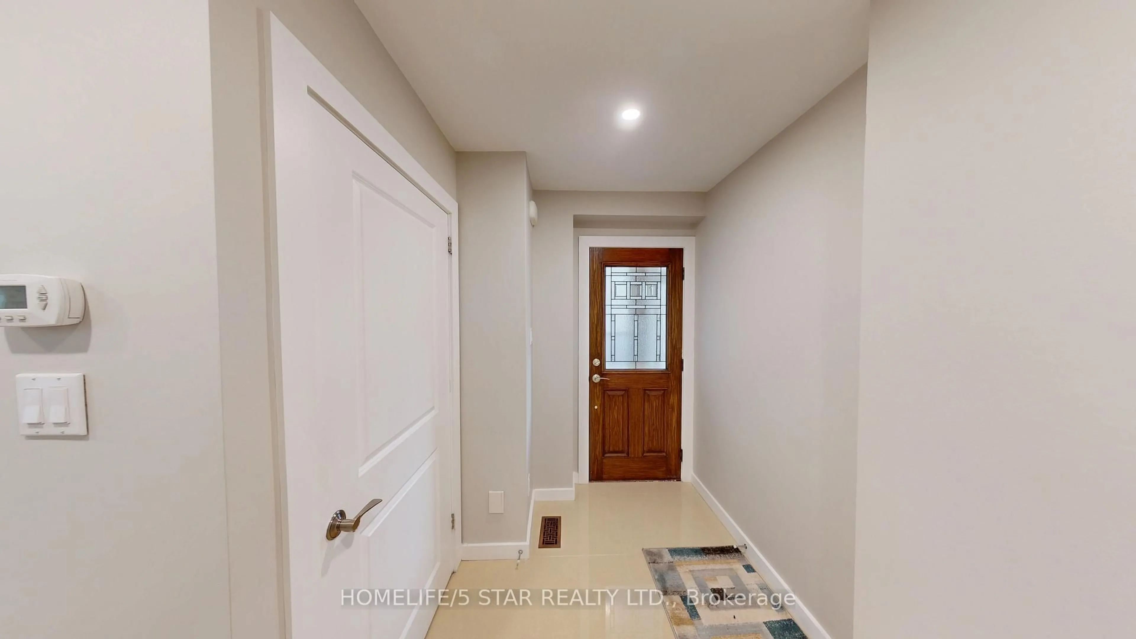 Indoor entryway for 42 PILKINGTON Cres, Vaughan Ontario L4J 7J4